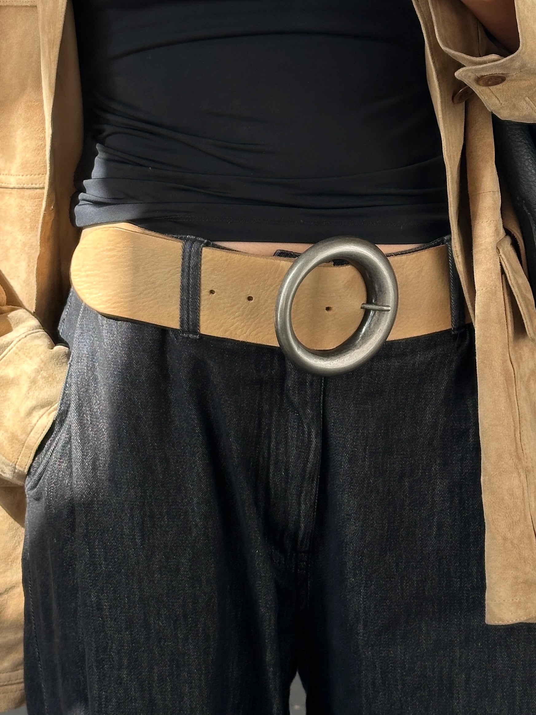 Vintage 1990s circular buckle leather belt in dark brown, size W32-36, with classic design and sturdy leather strap.
