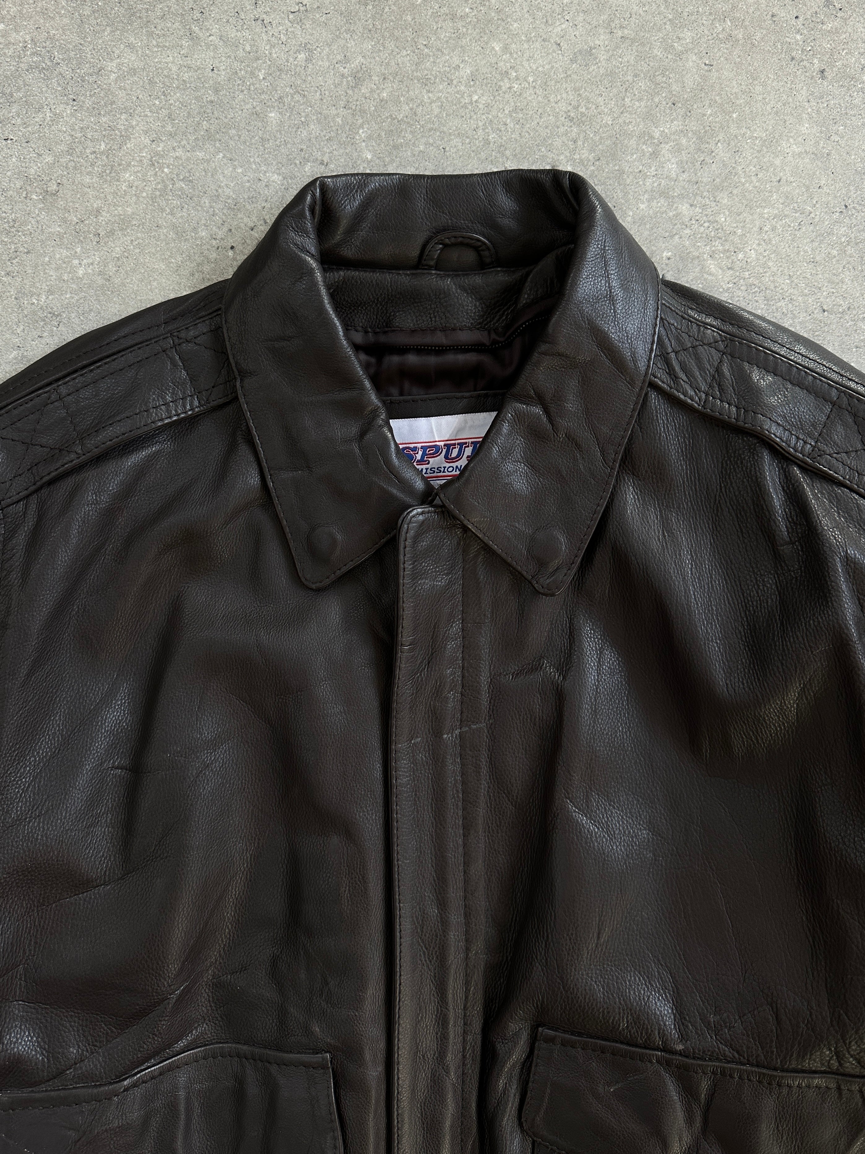 Vintage 1990s XL leather bomber jacket with concealed placket, featuring a classic distressed leather finish and vintage style.