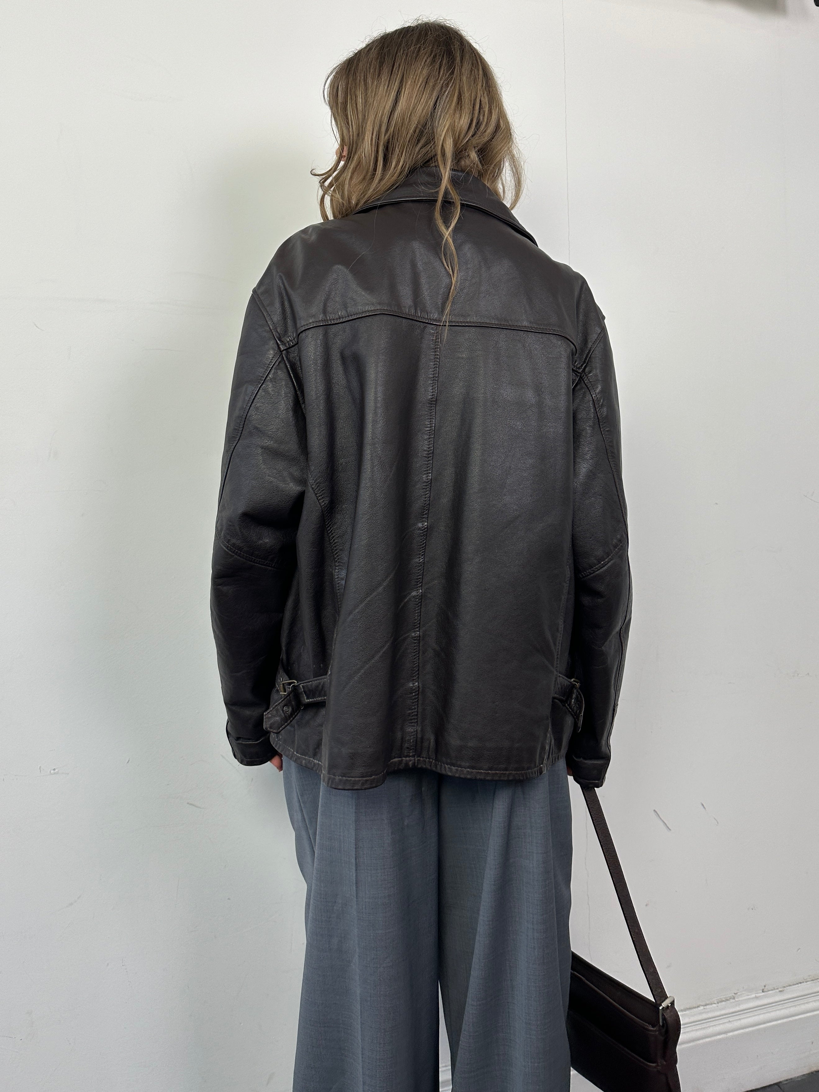 Vintage Italian leather jacket in size L/XL, stylish and classic vintage leather outerwear featuring detailed craftsmanship and timeless design.