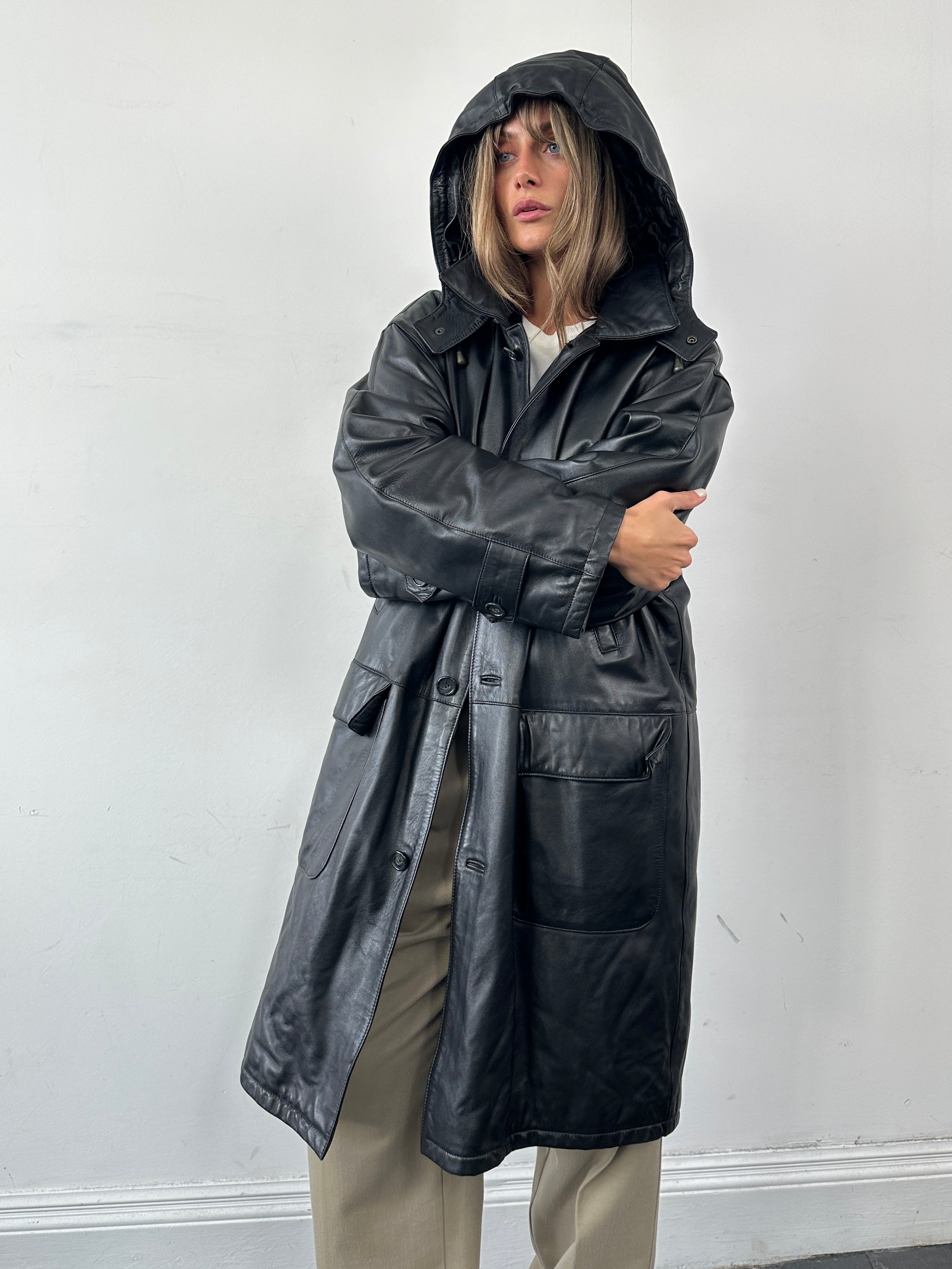 Vintage Italian vintage leather hooded trench coat in XL/XXL, stylish leather jacket with a classic hooded design.