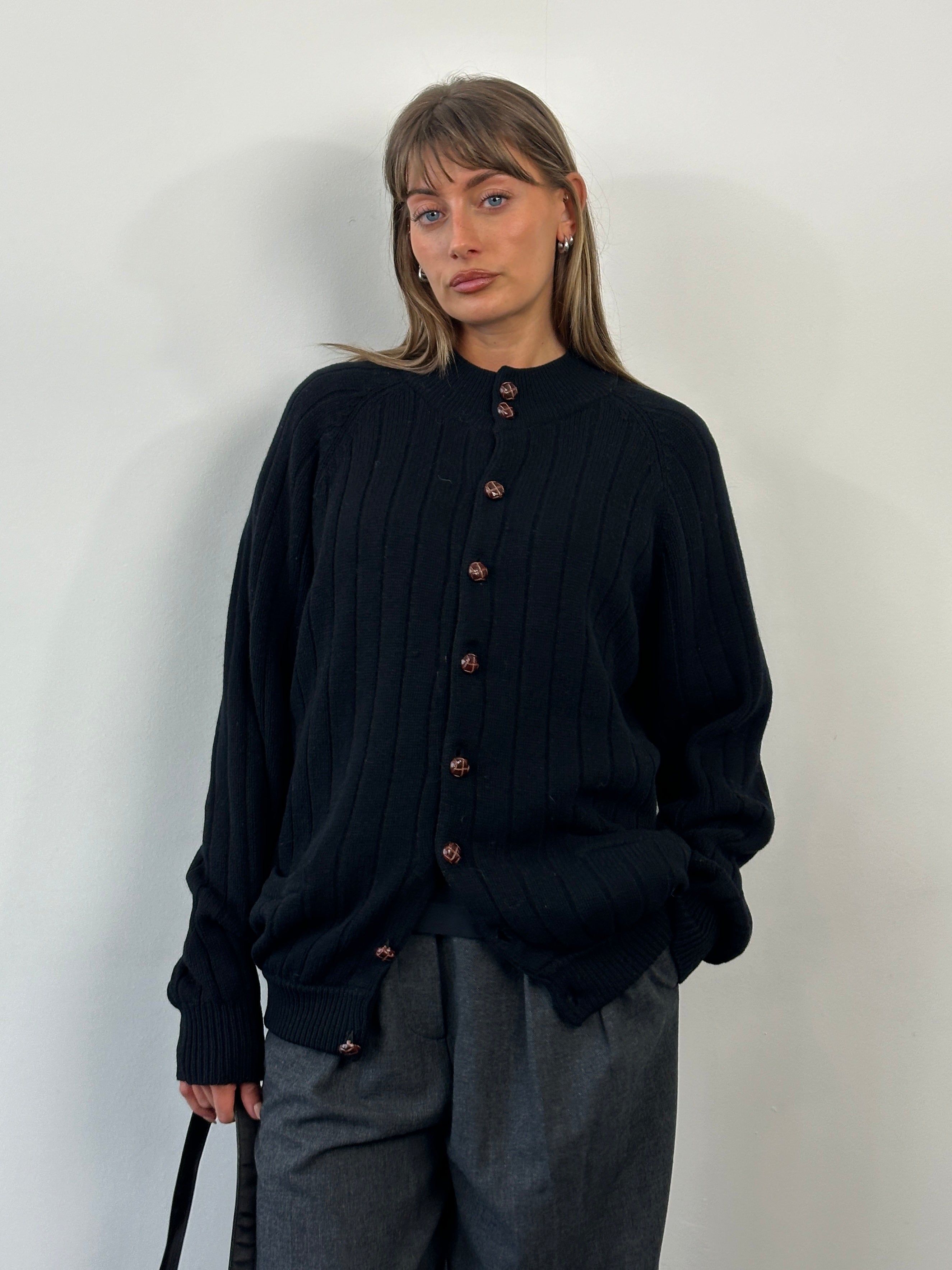 Vintage 2000s pure lambswool knitted cardigan in XL, featuring a classic design and cozy texture.