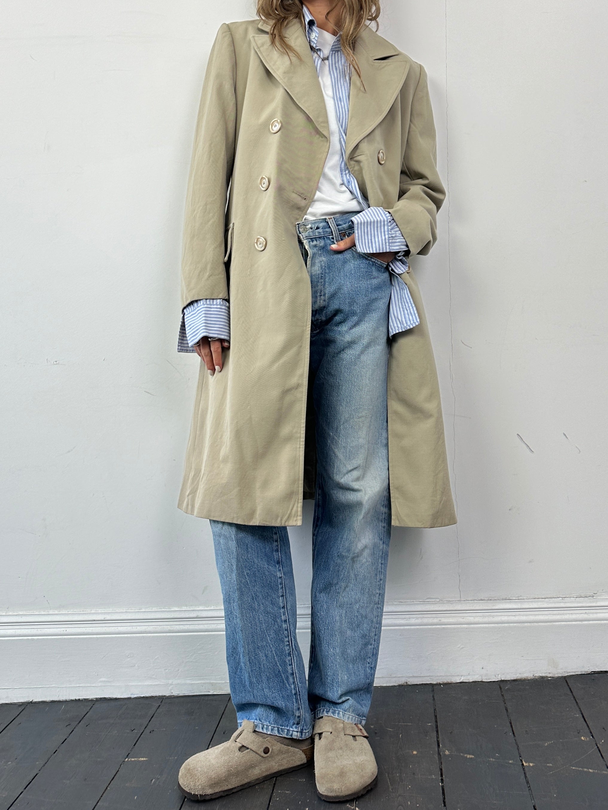Levi’s faded straight-leg denim jeans in size W32, showing a classic blue wash and relaxed fit.