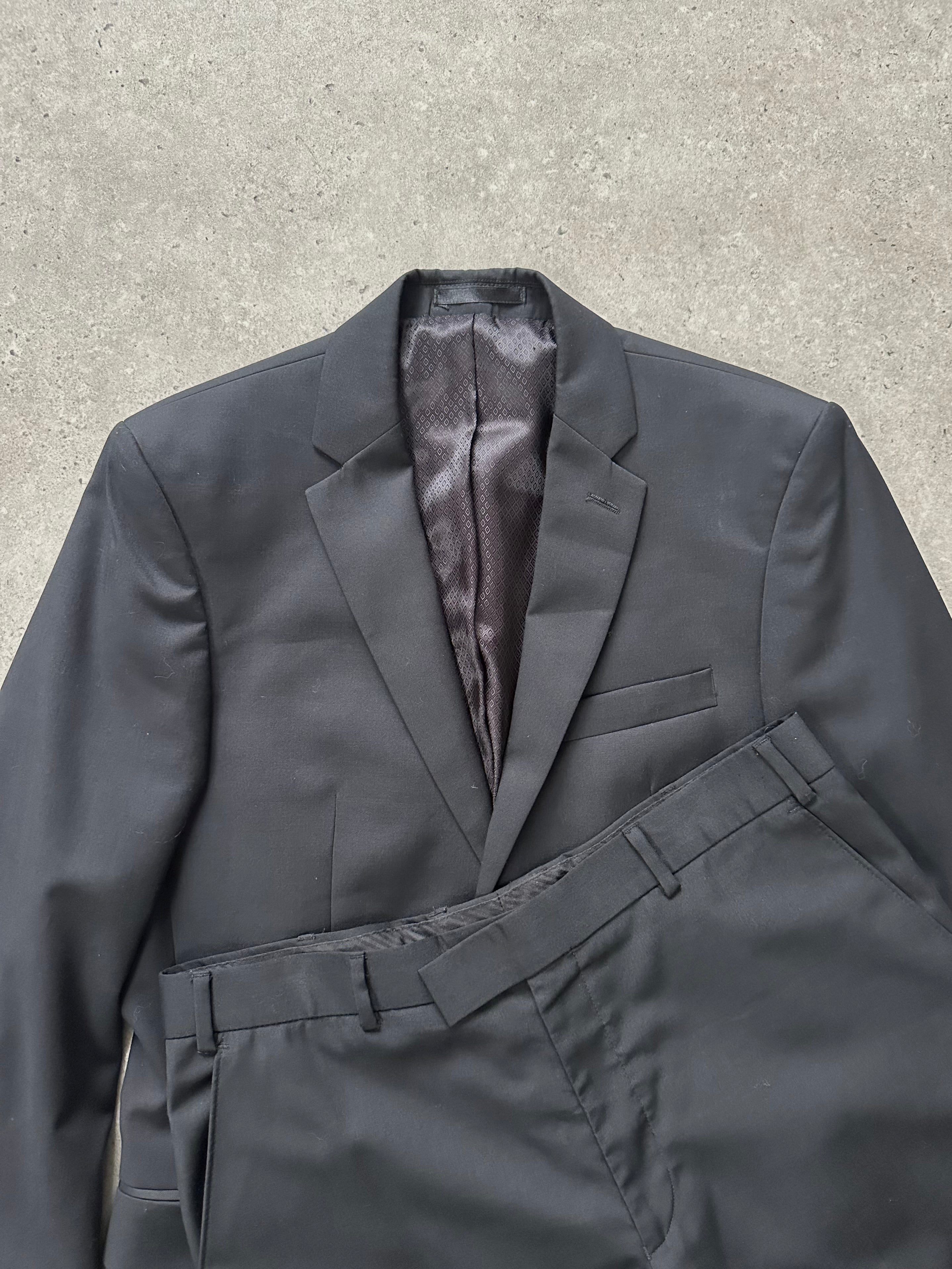 Pierre Cardin wool single-breasted suit in size 38L/W36, tailored with a classic fit and notch lapels, shown on a hanger.