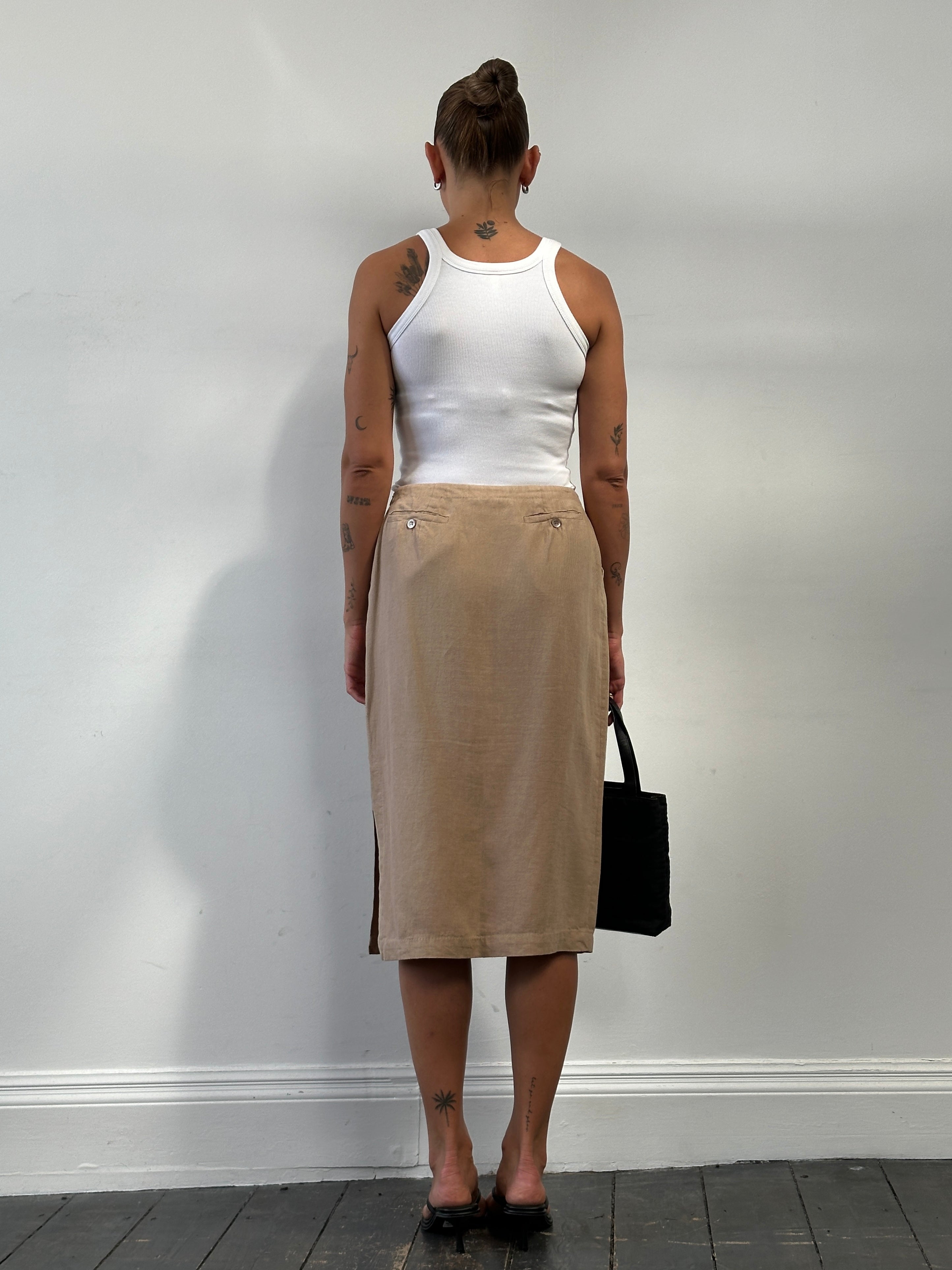 Max Mara pure linen midi skirt in W28, lightweight and stylish with a flowing silhouette, shown in a neutral color.