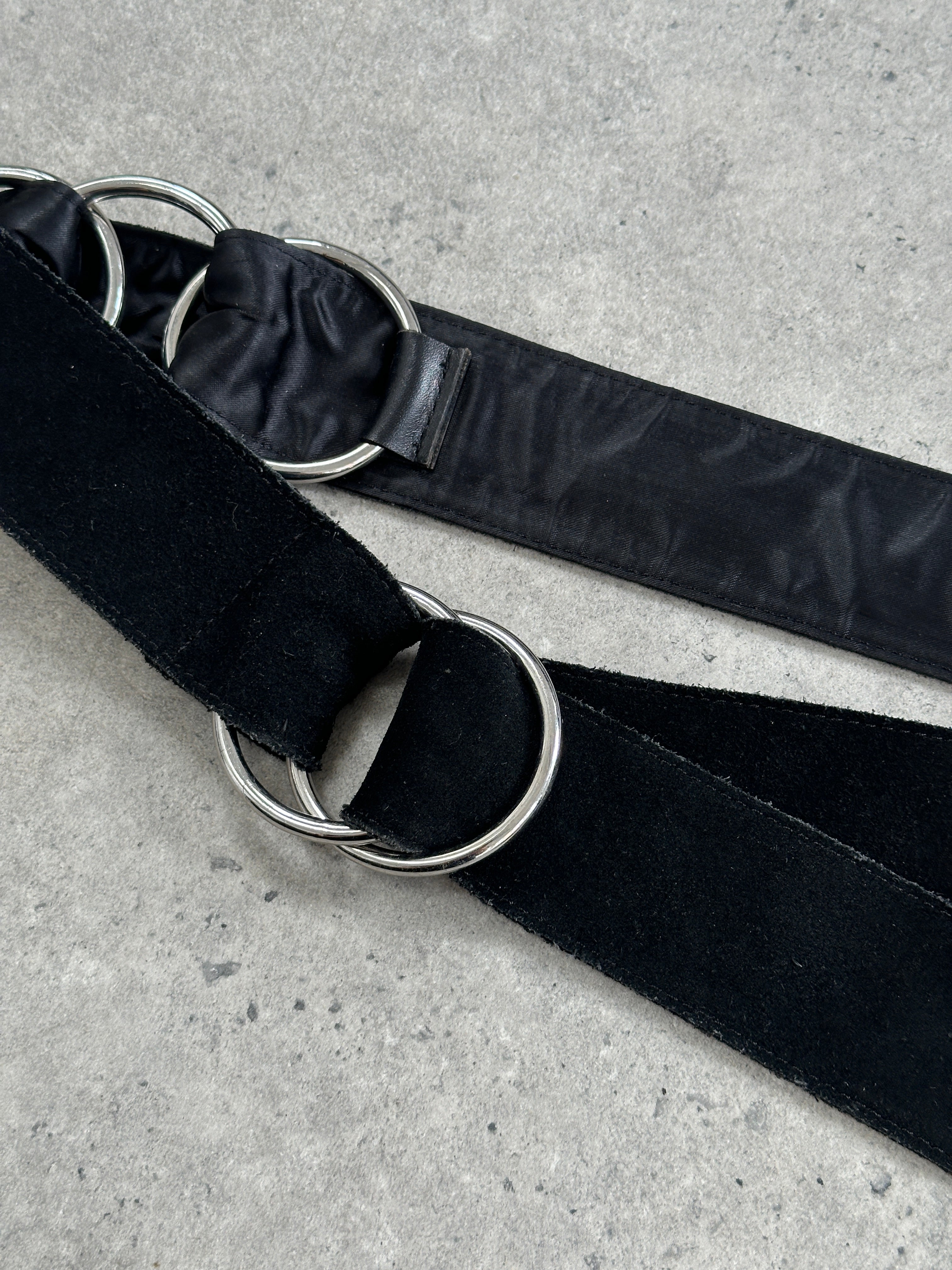 Vintage chrome ring suede belt in XS-M size, featuring a stylish vintage design with a chrome ring detail and soft suede material.