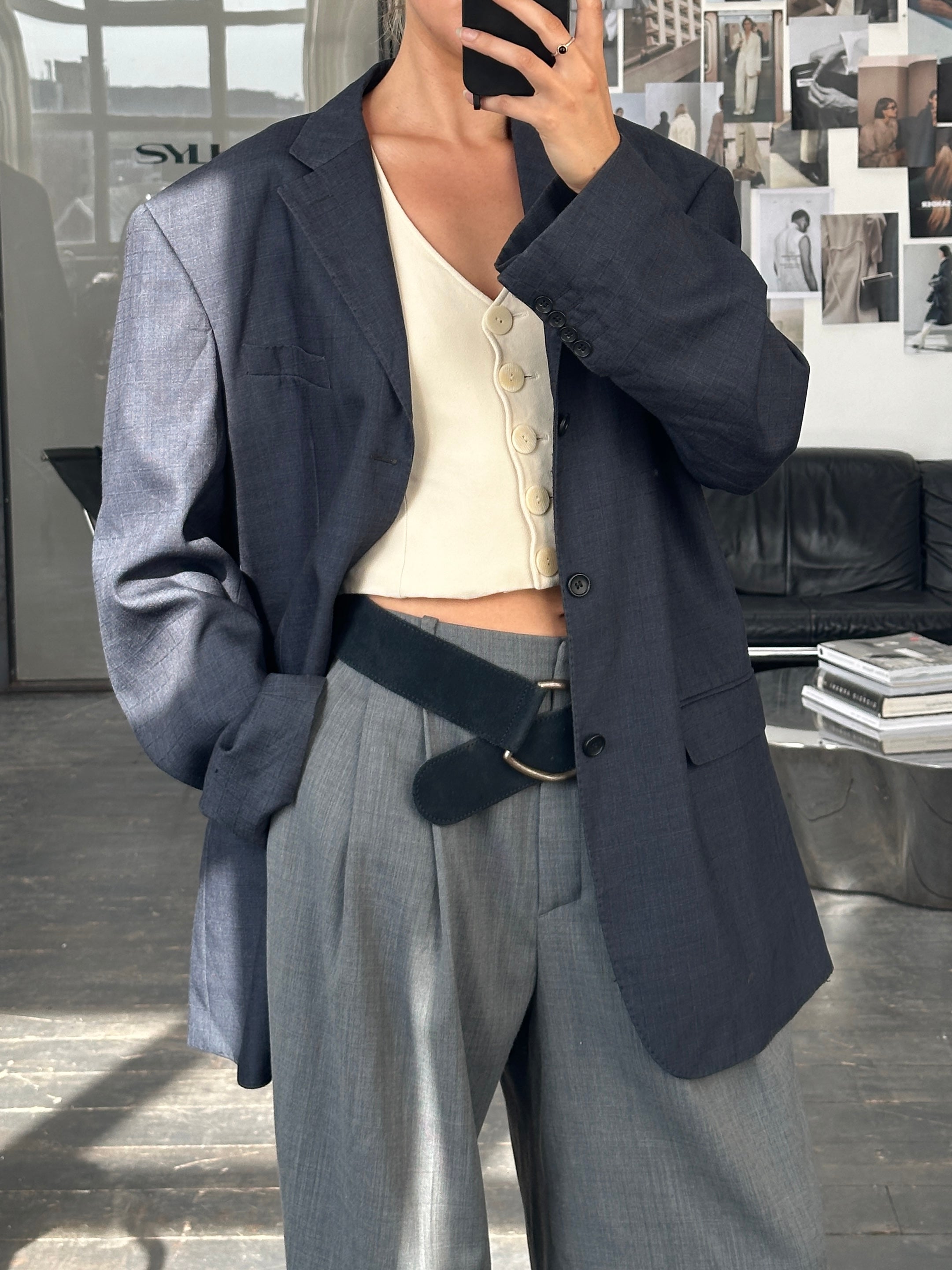 Vintage 1990s wool single-breasted blazer in size 48R/XXXL, classic tailored fit with a timeless design.