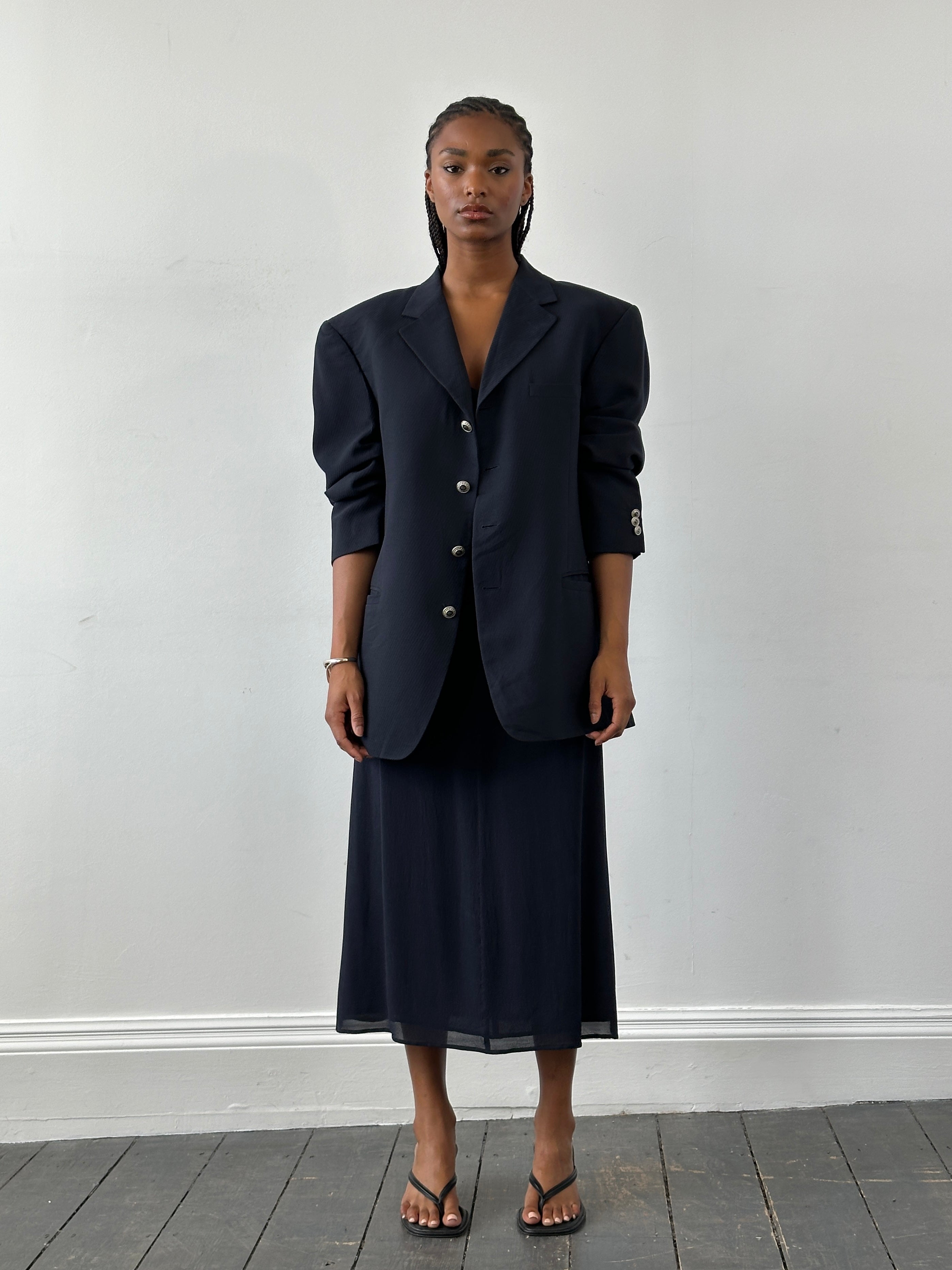 Versace Classic V2 1990s bespoke single-breasted blazer in navy with gold buttons, size 42R/XL, tailored fit, luxurious fabric.