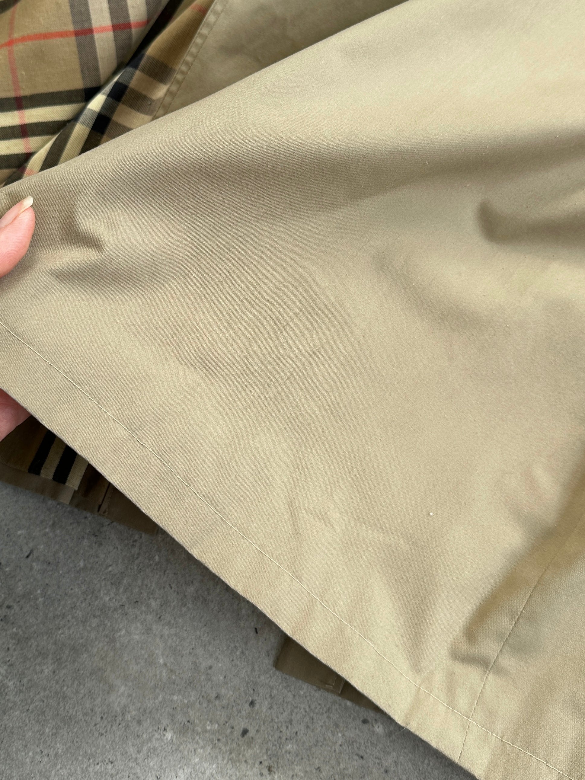 Vintage 1980s Nova Check belted trench coat in size M, featuring classic pattern and tailored fit with front buttons and belt detail.