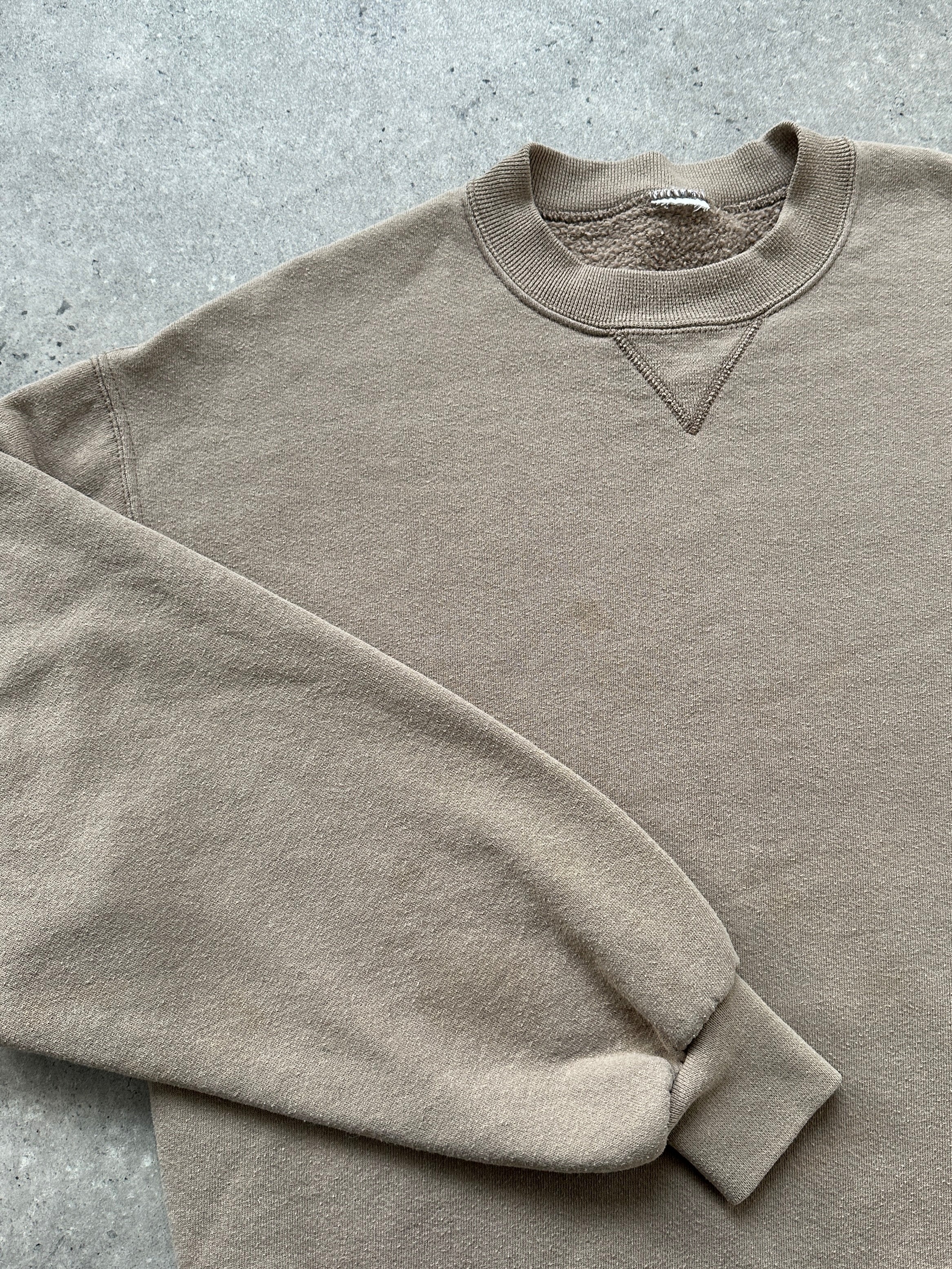 Vintage cotton sweatshirt shirt in size M/L, with a classic fit and vintage style, shown laid flat with visible collar and cuffs.