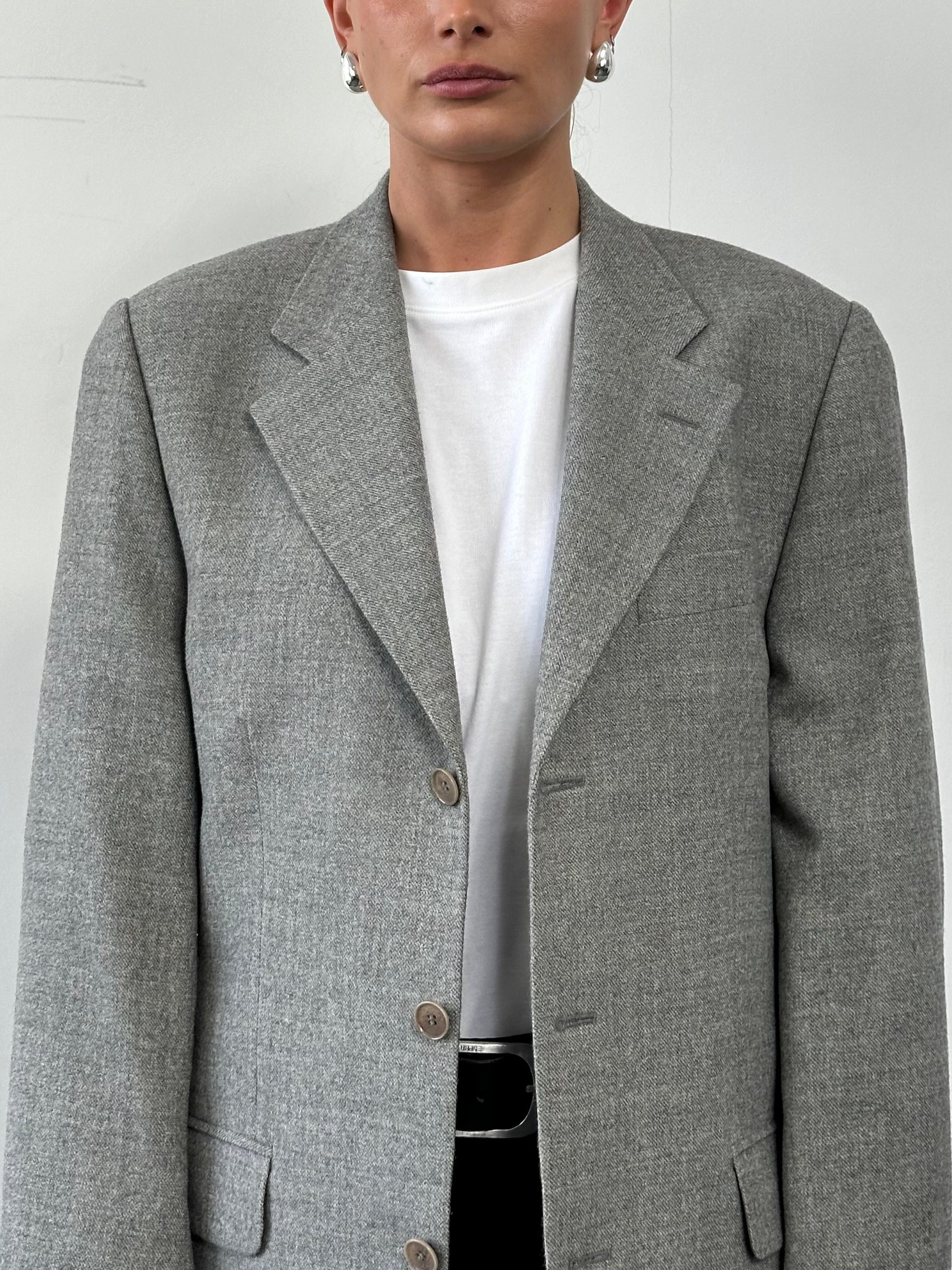 Vintage brushed wool single-breasted blazer in size M, tailored fit with classic lapels and button closure, styled for a polished look.