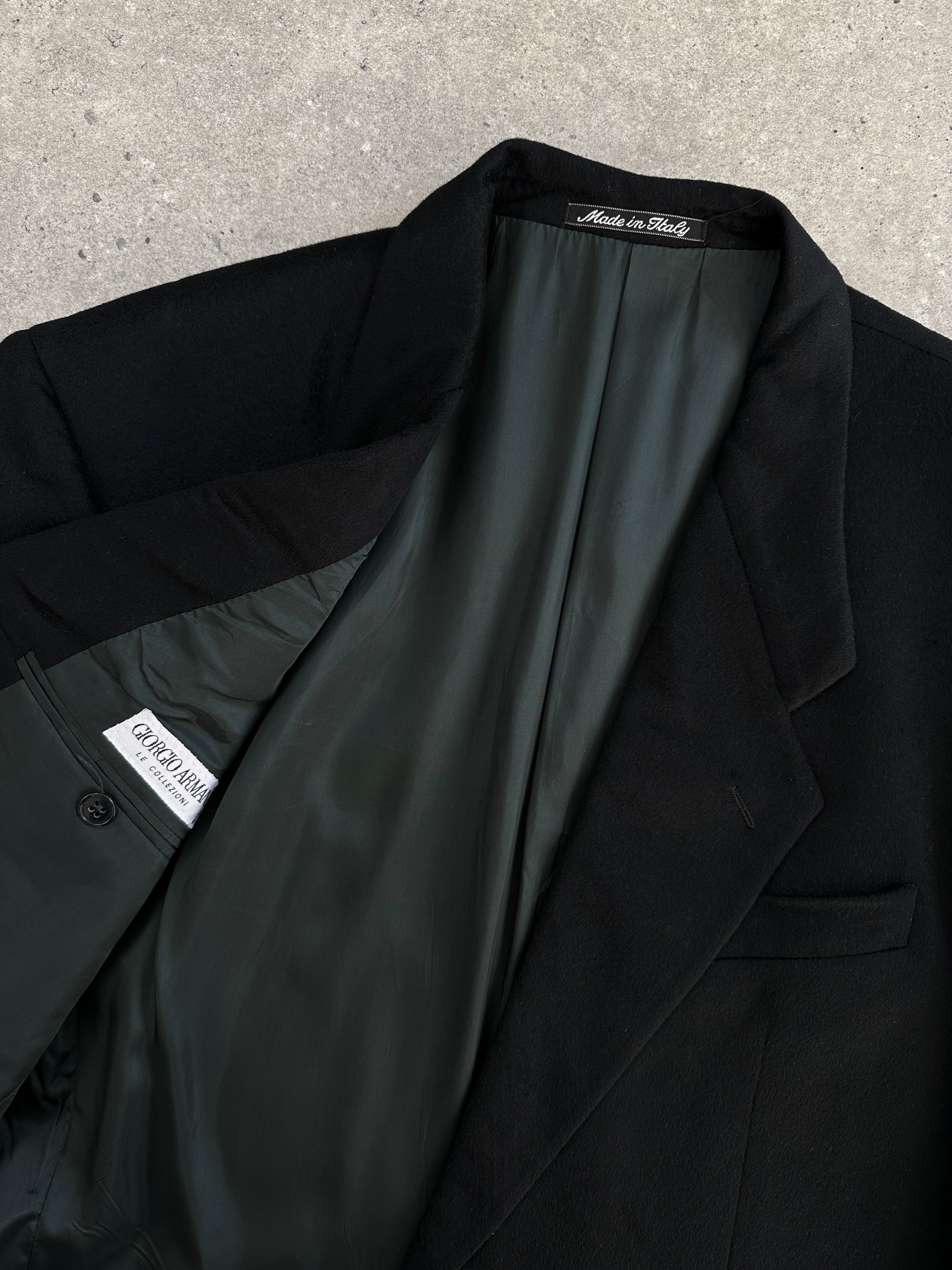Giorgio Armani Le Collezioni pure cashmere single-breasted blazer in size 40R/L, navy blue, tailored fit with notch lapel collar.