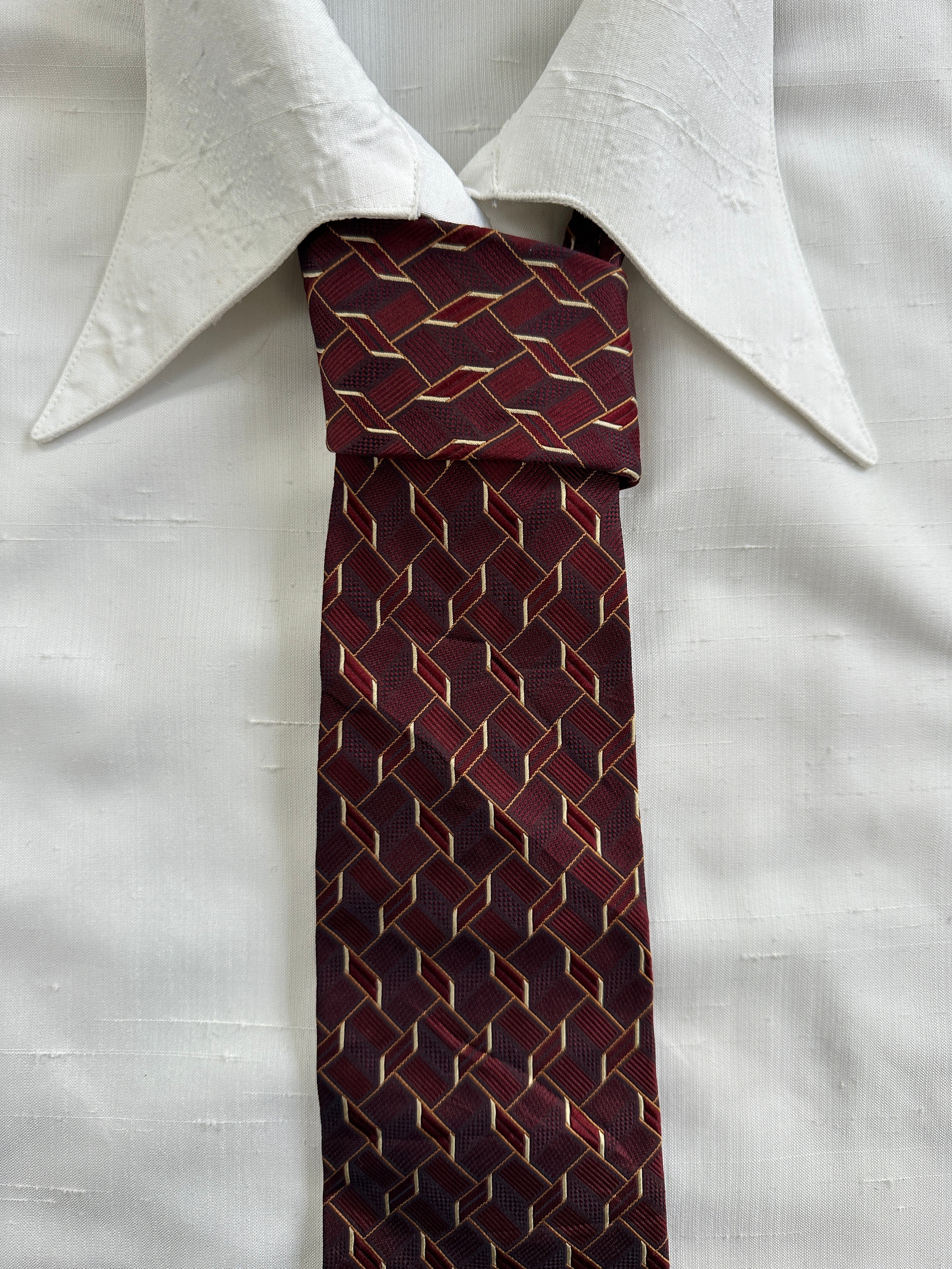 Aquascutum 1990s pure silk tie with classic pattern, featuring elegant design and smooth texture in a close-up view.