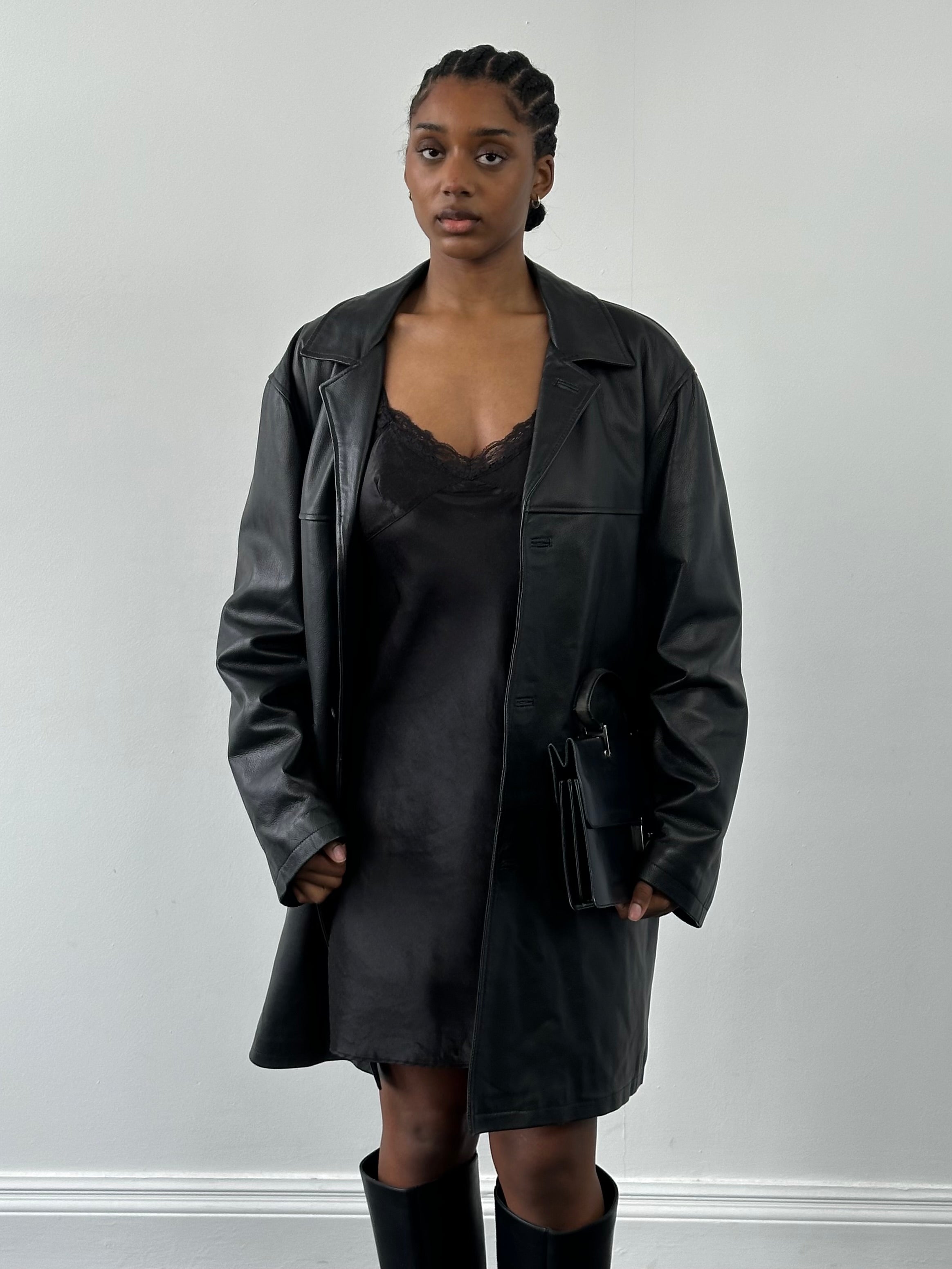 Conbipel 1990s leather trench coat in XL with classic design, featuring a smooth leather finish and stylish silhouette.