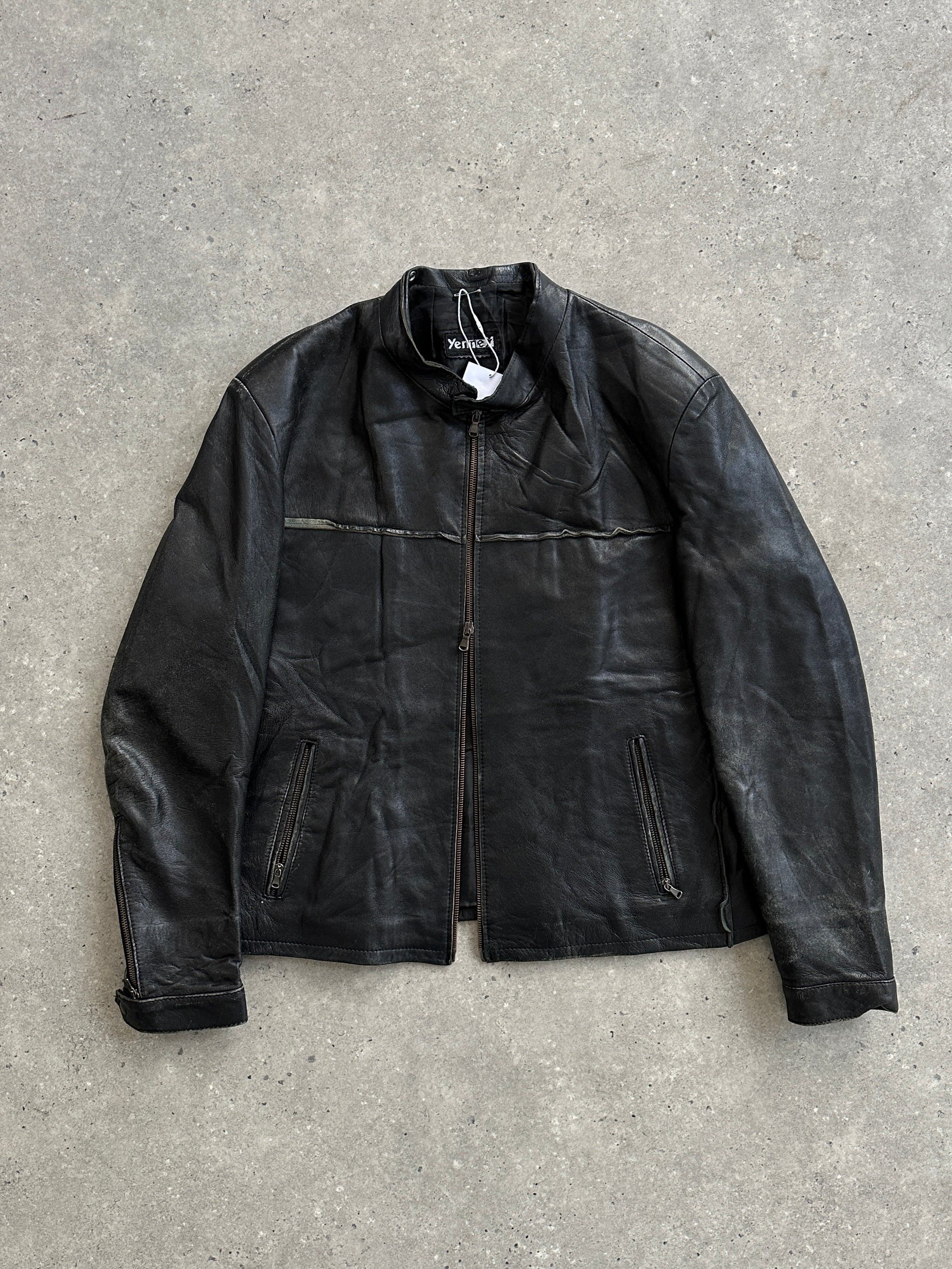 Vintage Italian double zip leather jacket in size M, featuring classic design and high-quality leather with stylish zip details.