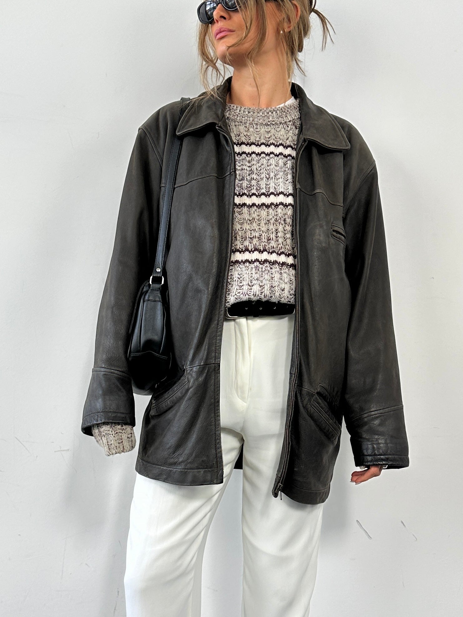 Vintage mid-length leather jacket in size L/XL, featuring classic design with smooth leather and stylish details.
