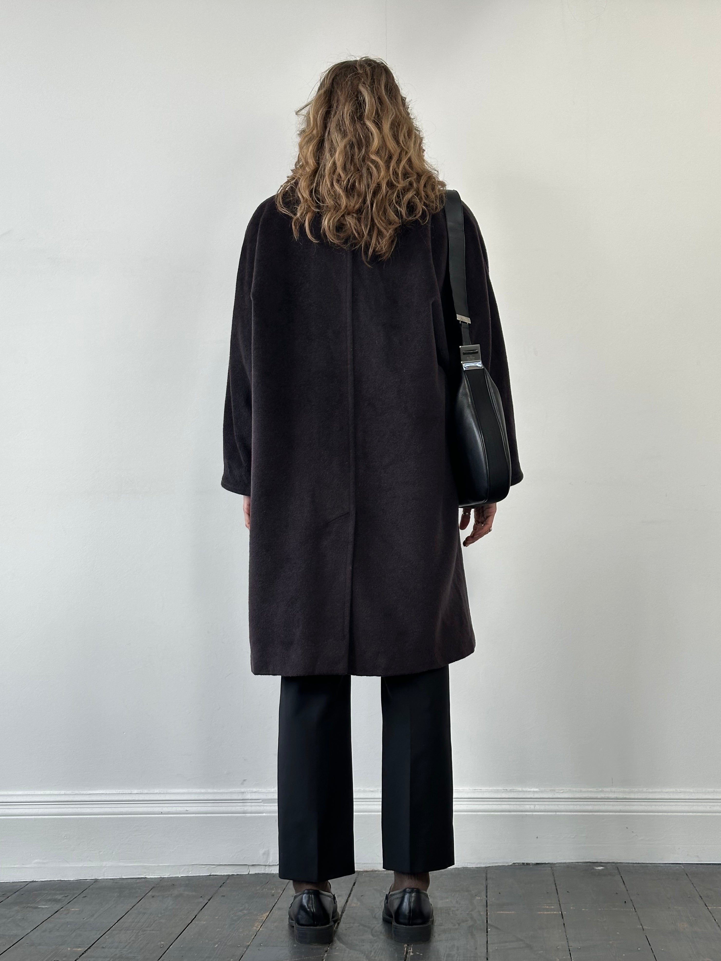 Max Mara wool and cashmere single-breasted coat in size L featuring a tailored fit and classic design.