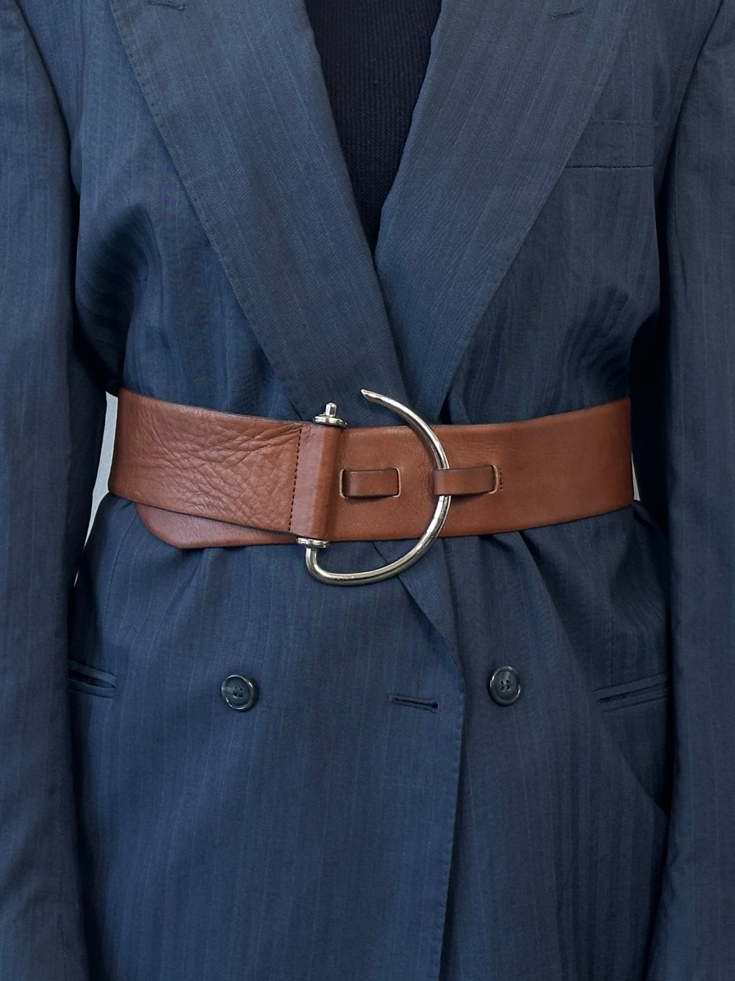 Vintage 1990s leather chunky D-ring belt, size W36-40, with aged brown leather and sturdy metal D-ring buckle.