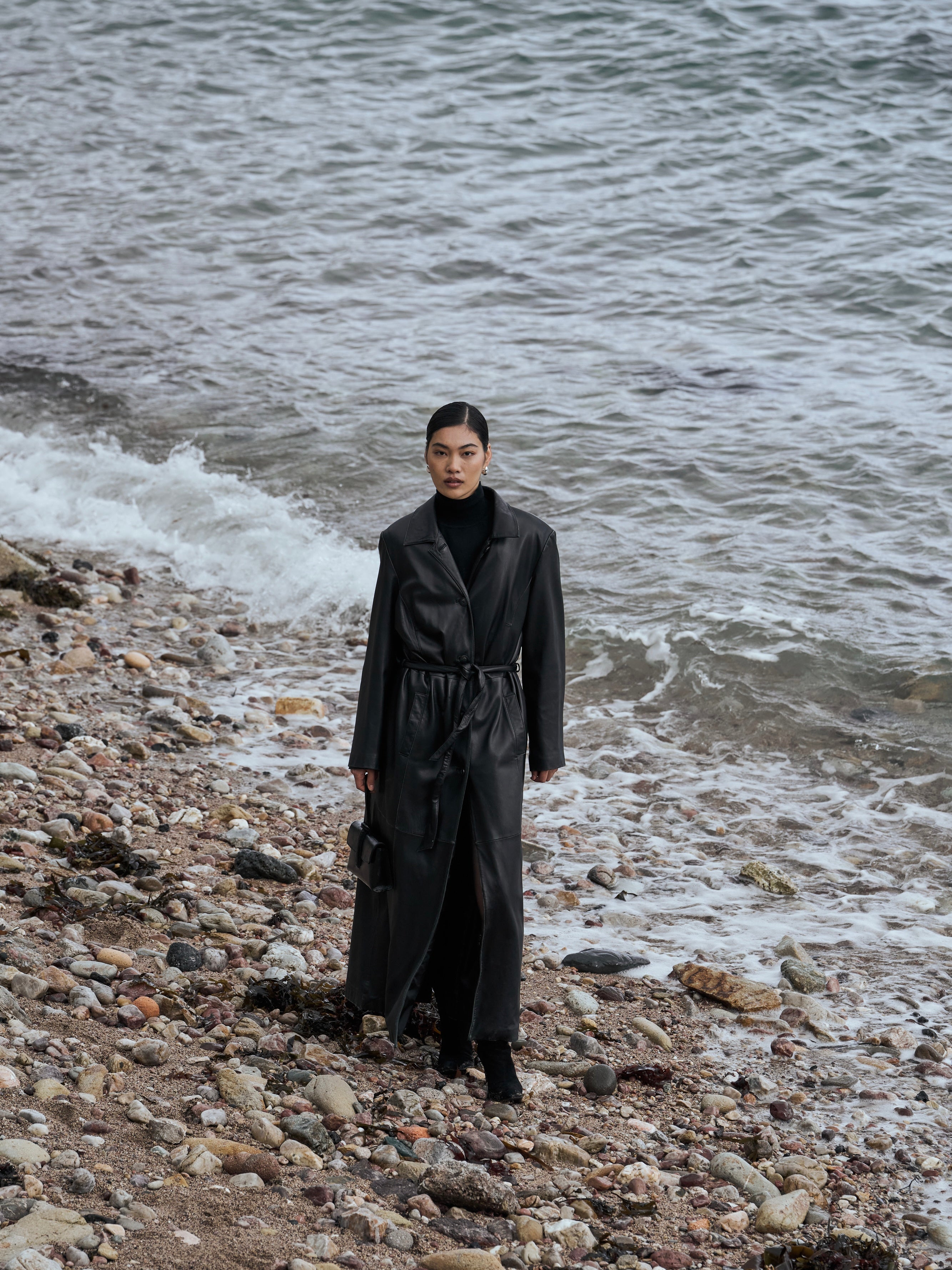 Vintage leather trench coat in XL, floor-length belted design with classic style and leather texture, suitable for a sophisticated look.