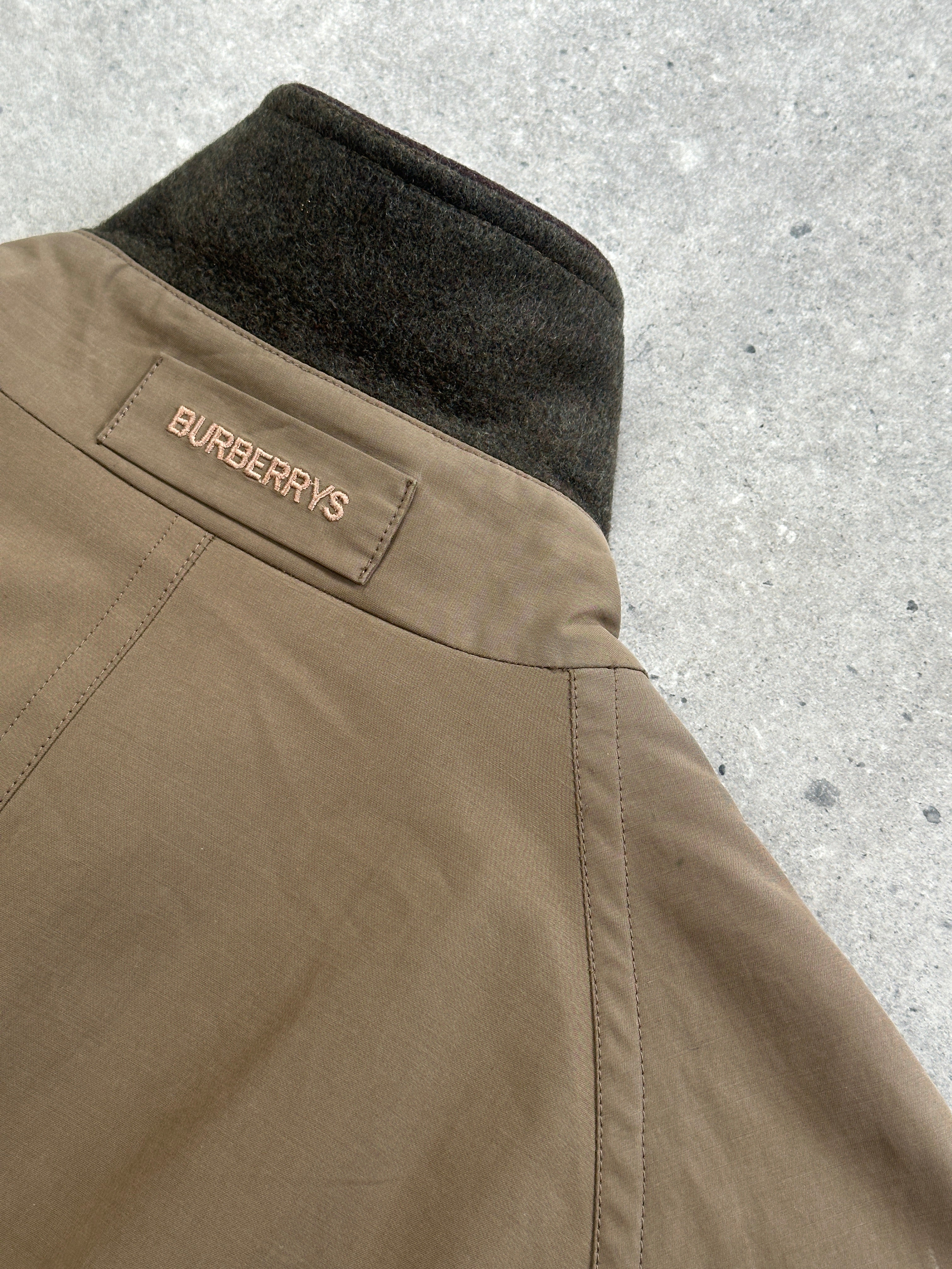 Burberry 1990s cotton field trench coat in XL/XXL, featuring classic design with belt and button details.