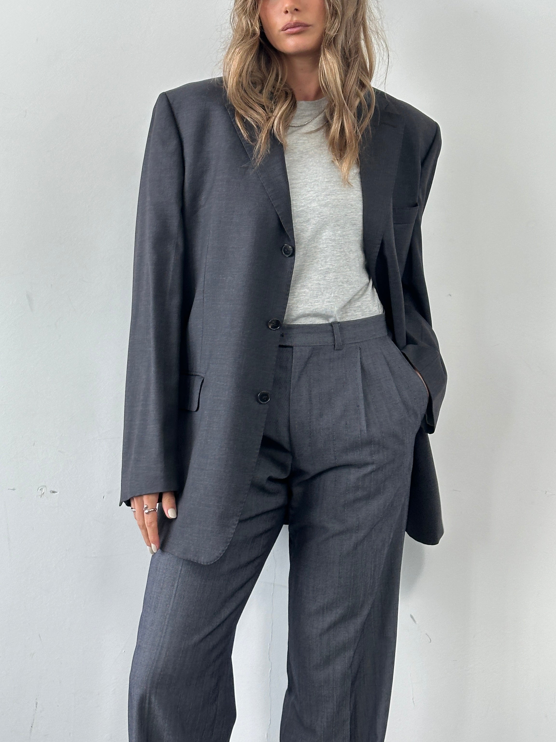 Jaeger single-breasted pure wool blazer in size 42R/L, tailored fit with notch lapel and classic design, shown on model.
