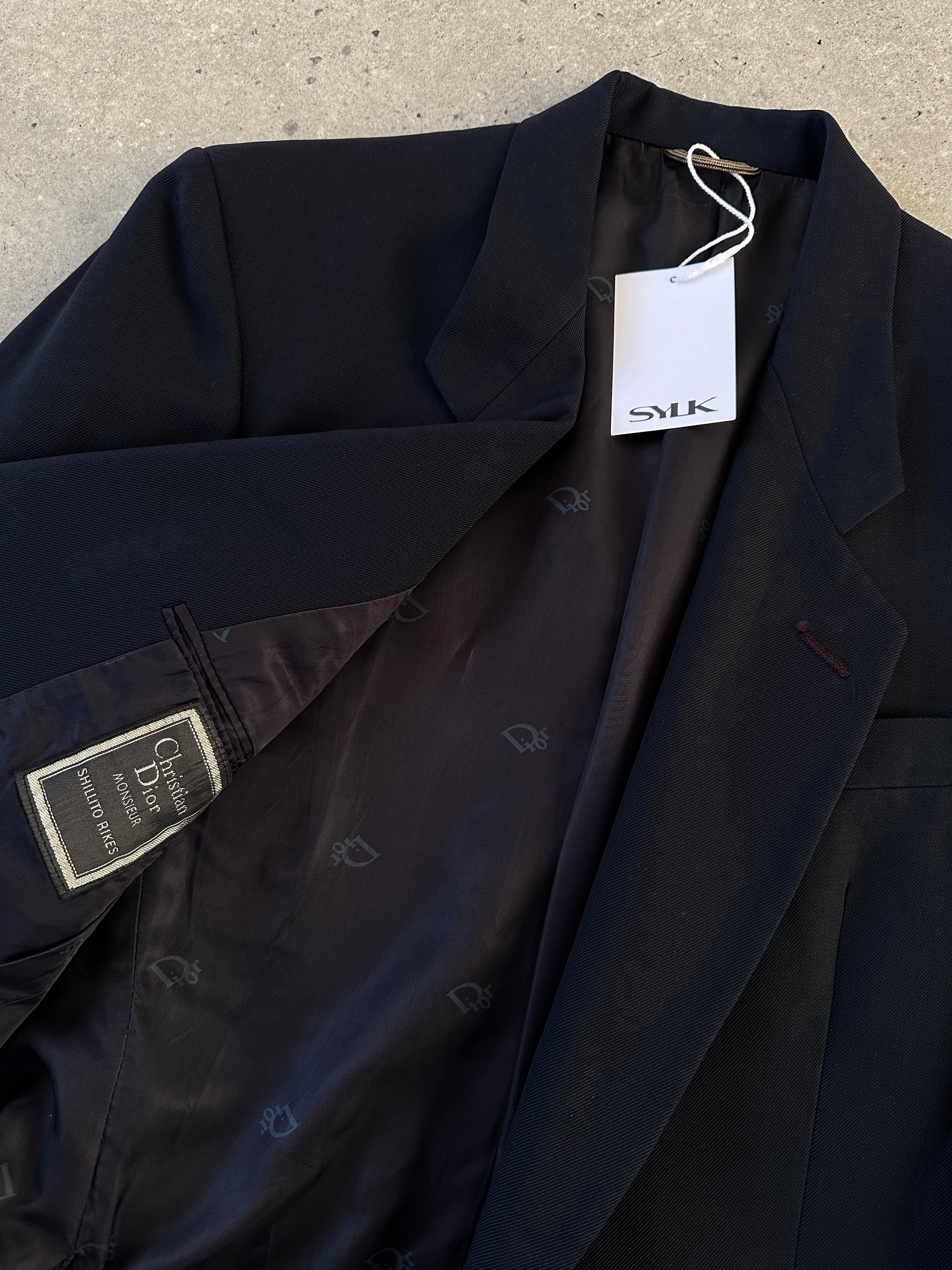 Christian Dior wool single-breasted blazer in XS/S, tailored fit, classic design with notched lapels and button closure.