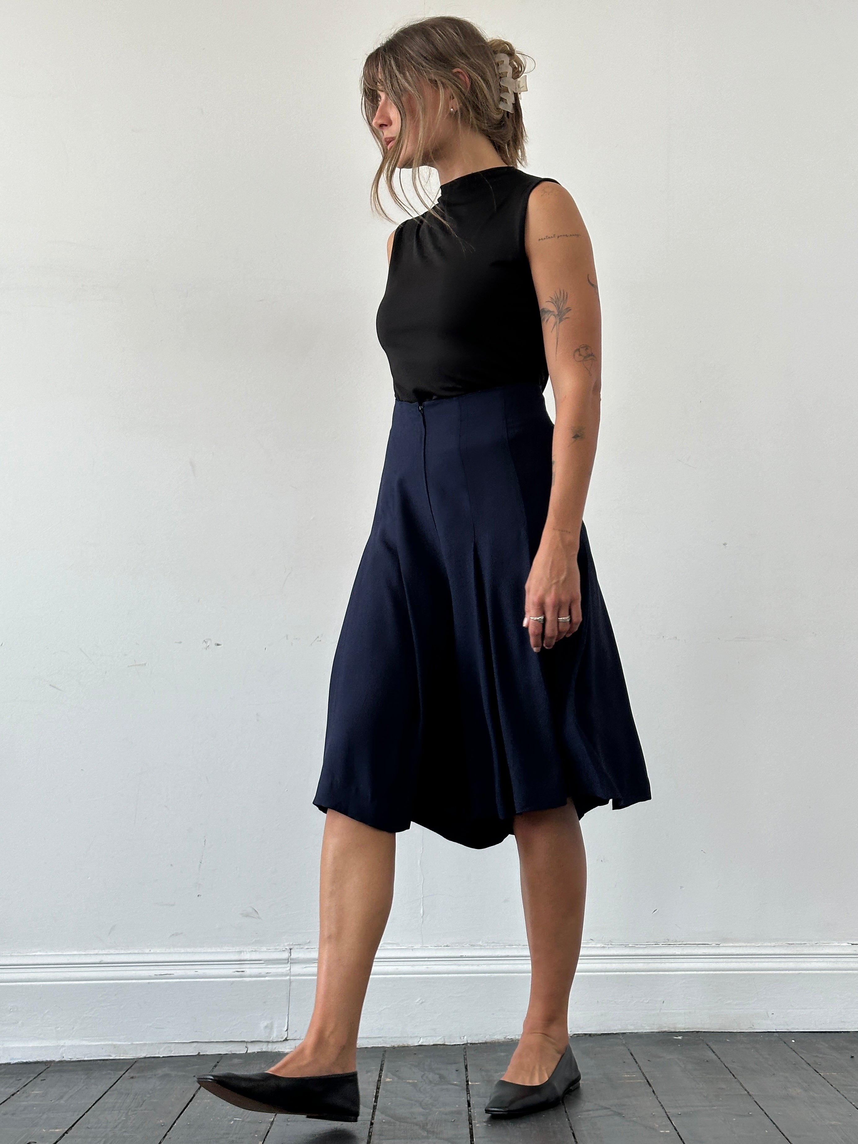 Valentino Boutique high-waisted pleated culottes shorts with wide legs and belt loops, vintage 80s-90s style in W32 size.