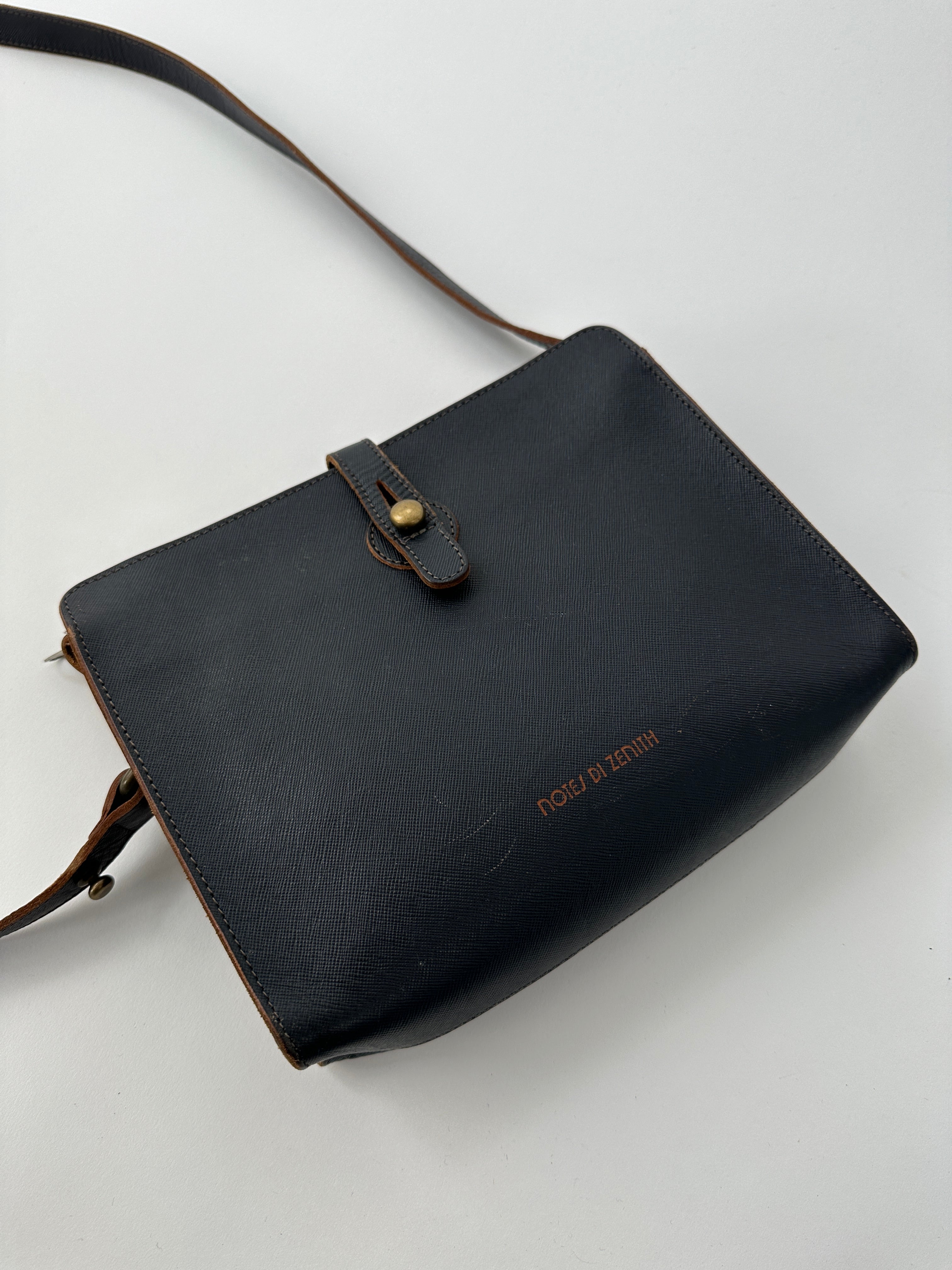 Vintage leather crossbody bag with adjustable strap and classic design, featuring durable stitching and a stylish vintage look.
