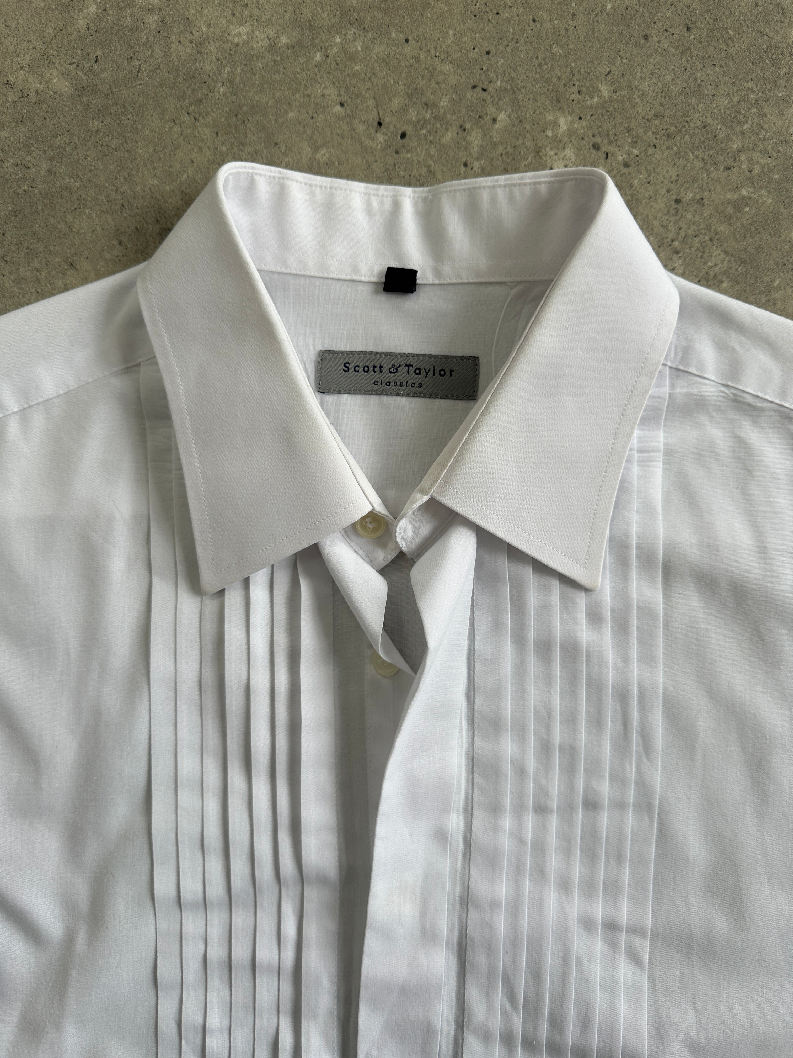 Vintage brand vintage pleated tuxedo dress shirt in XL/XXL, featuring classic pleats and formal shirt details.