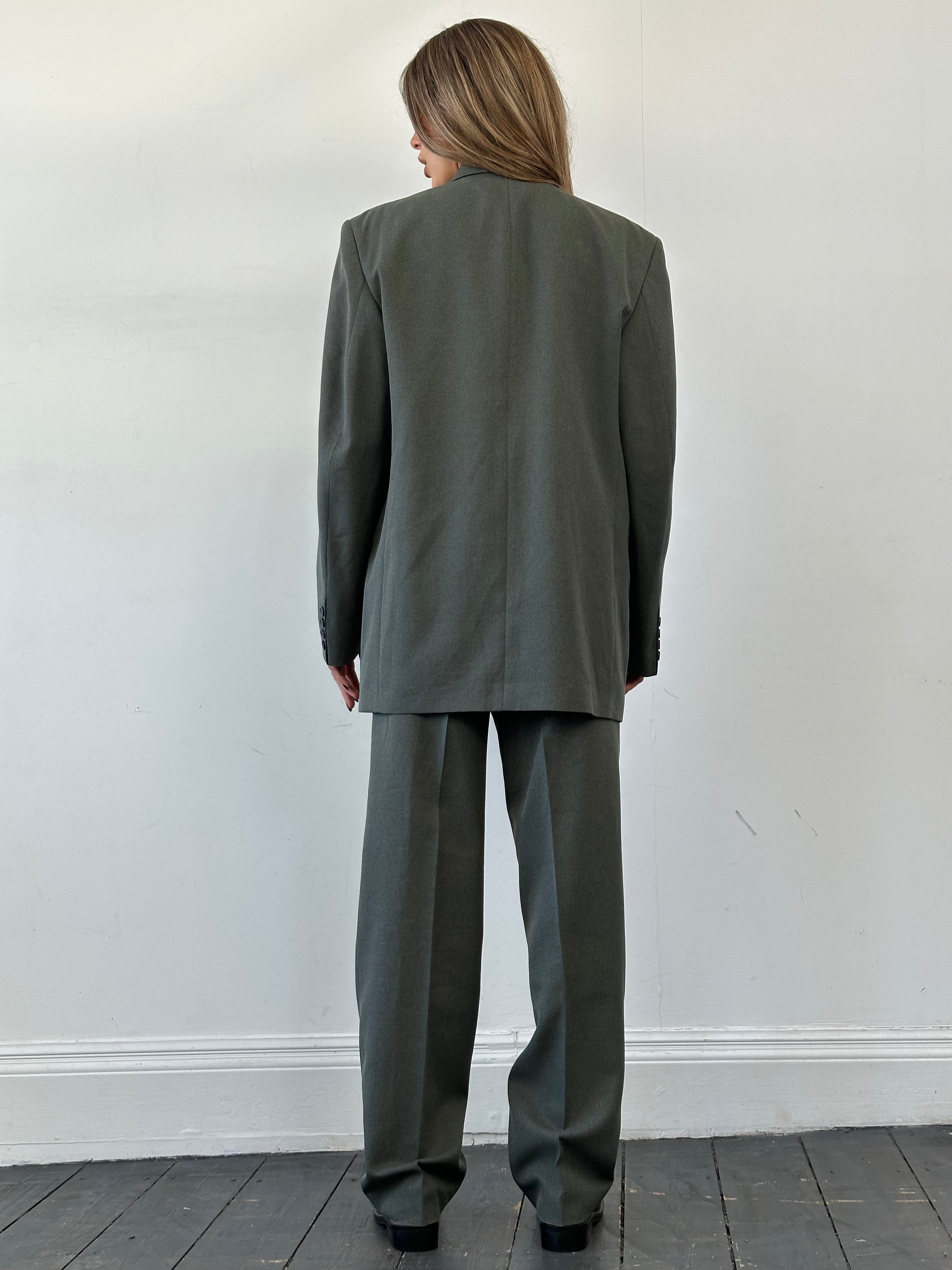 Vintage three-piece suit in size 44R W32, tailored fit, with jacket, vest, and trousers, classic style for formal occasions.
