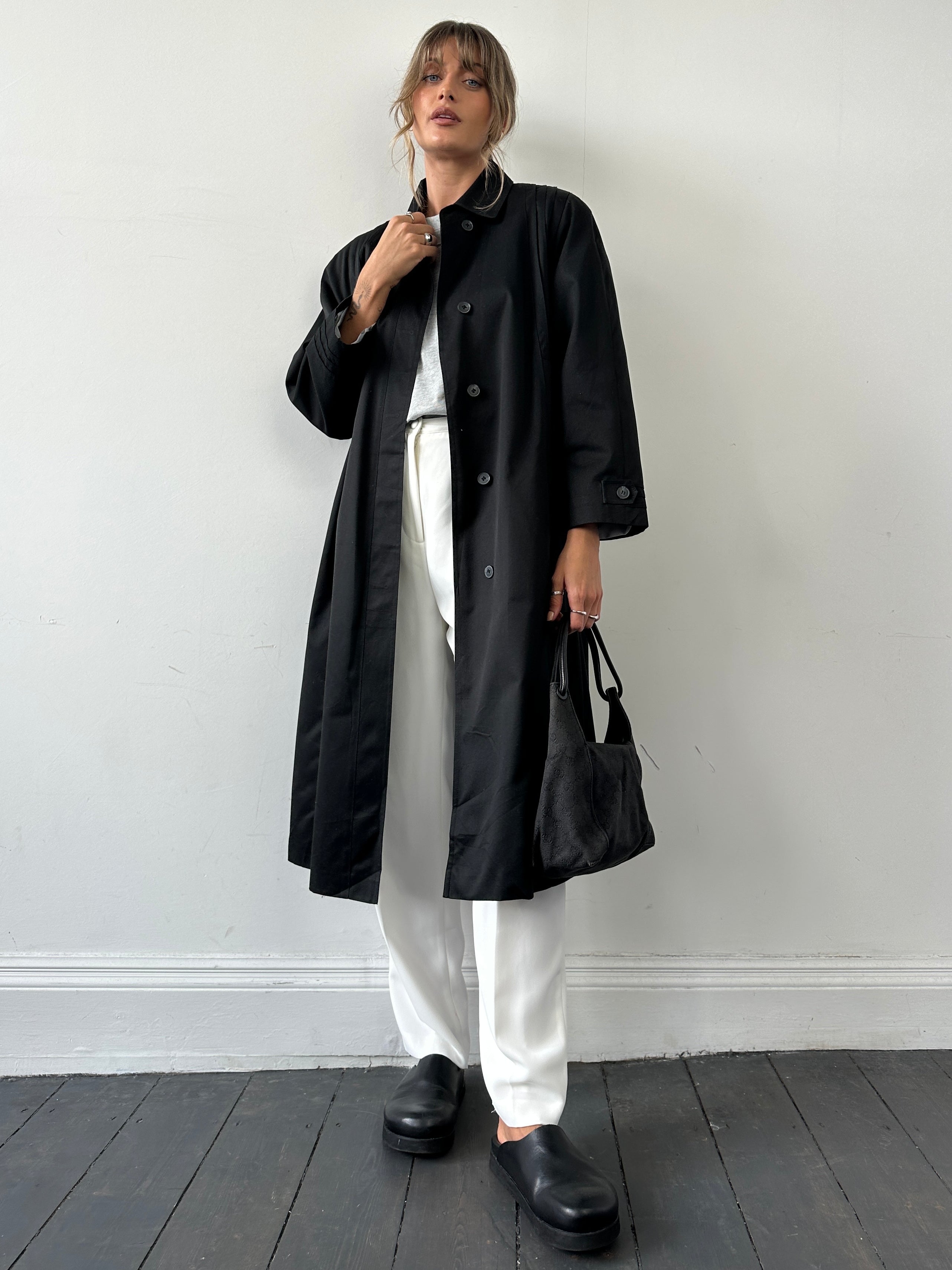 Vintage brand vintage pleated cotton trench coat in size M, featuring classic design and stylish pleats.