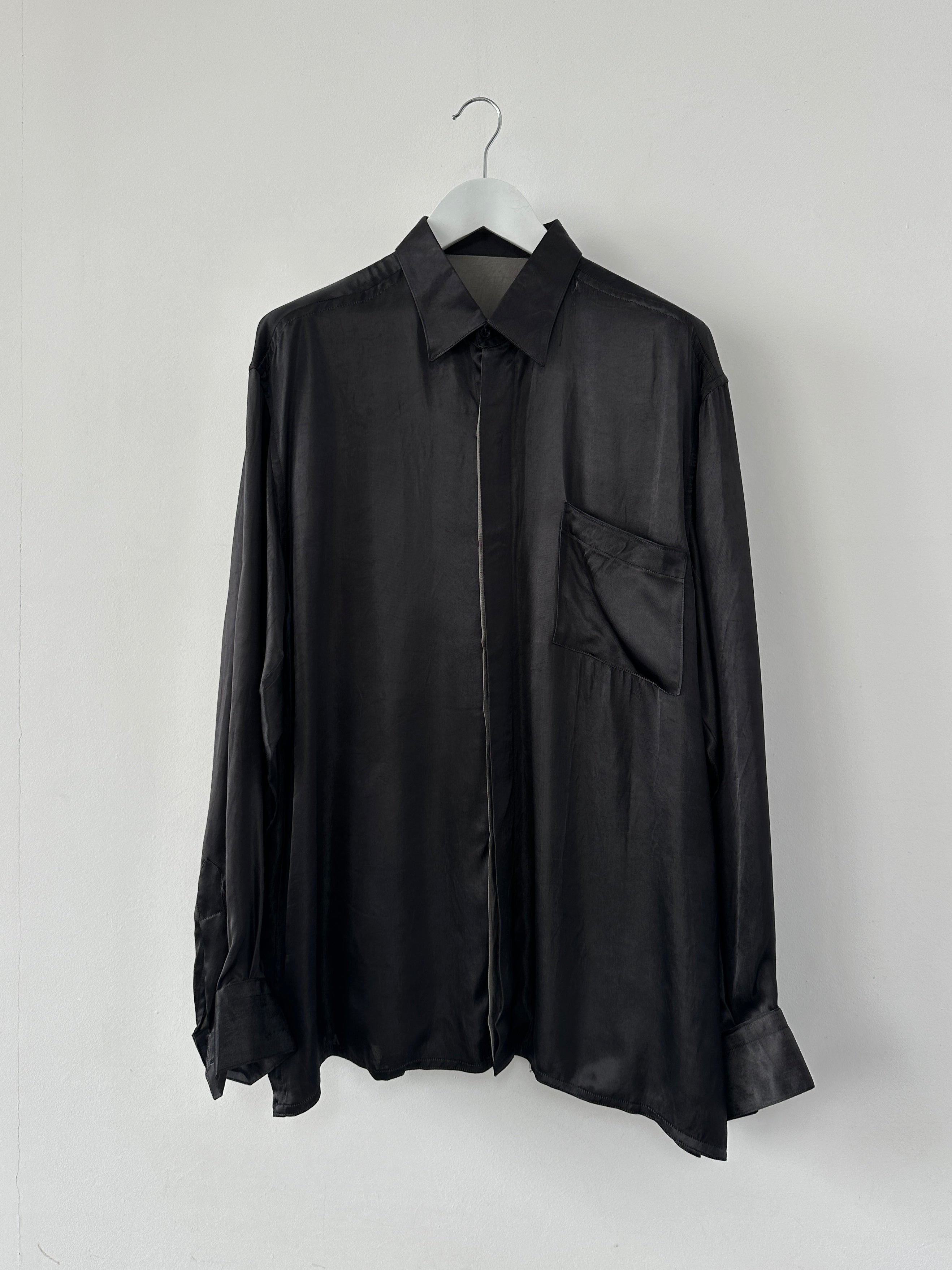 Vintage satin relaxed shirt with concealed placket in XXL size, featuring a smooth, shiny fabric and classic collar detail.