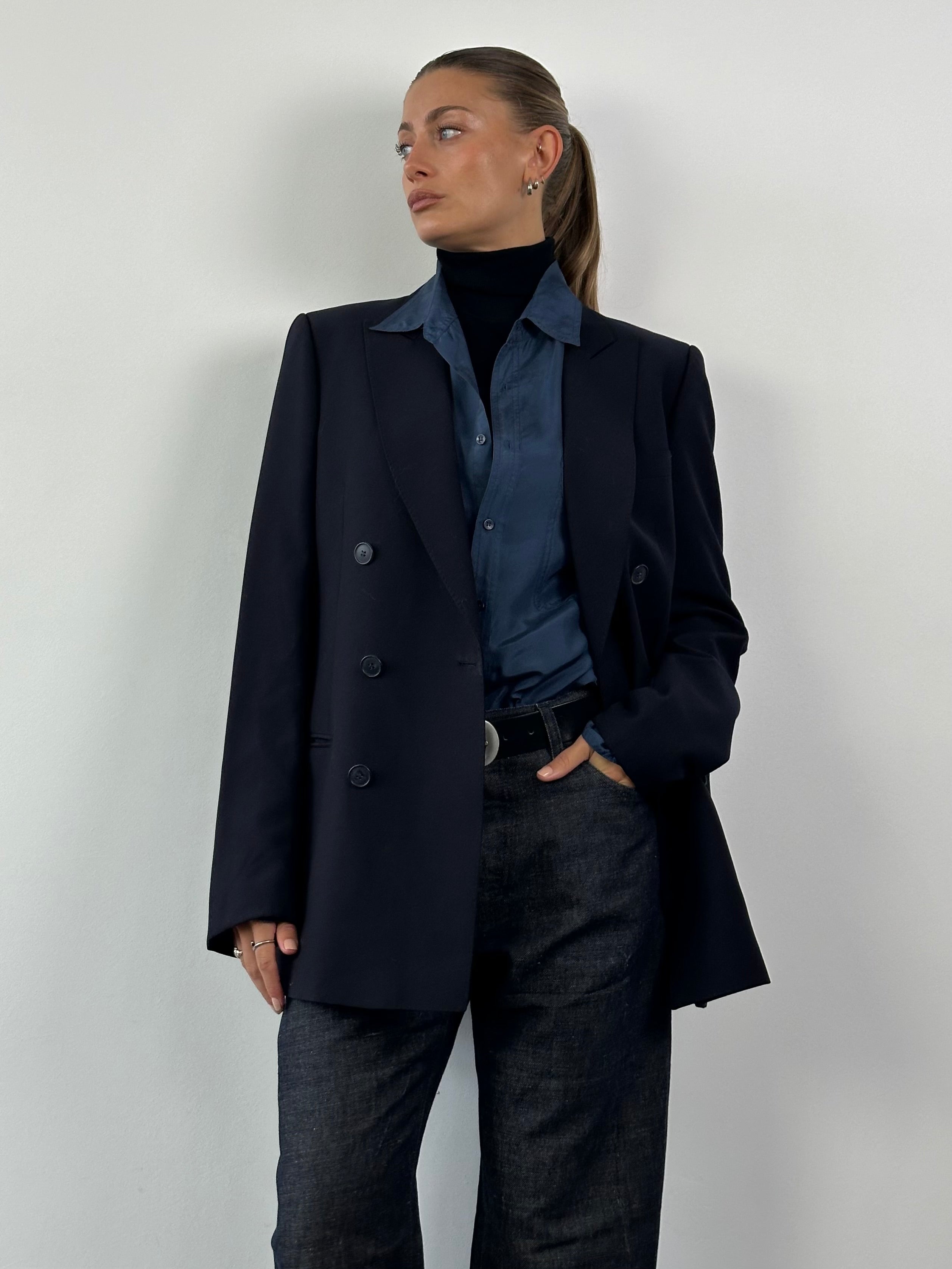 Vintage pure virgin wool double-breasted blazer in size L/XL, featuring classic tailoring and a structured fit.