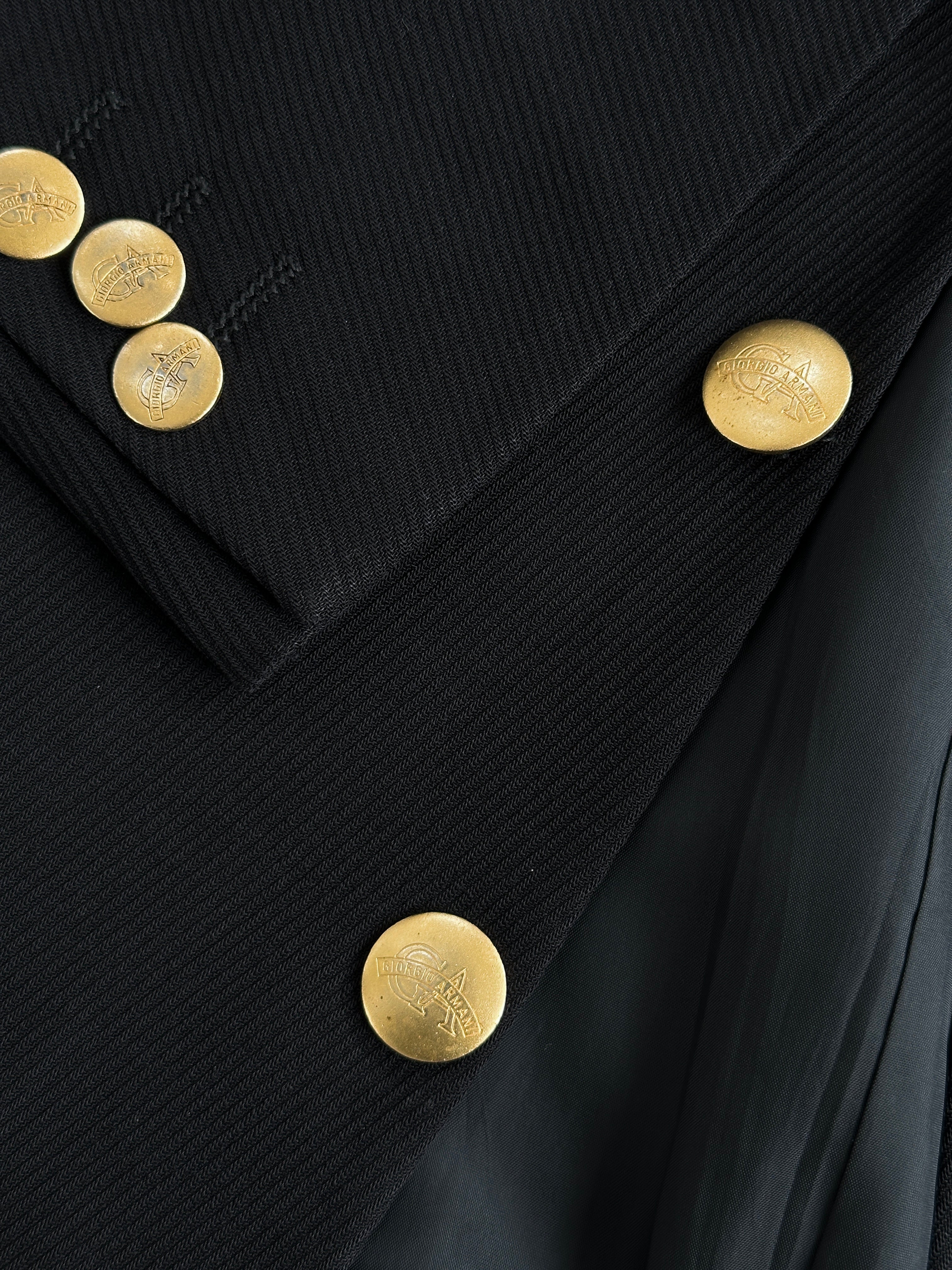 Giorgio Armani pure wool twill single-breasted blazer in size 40R/L, tailored fit with classic lapel and button closure.