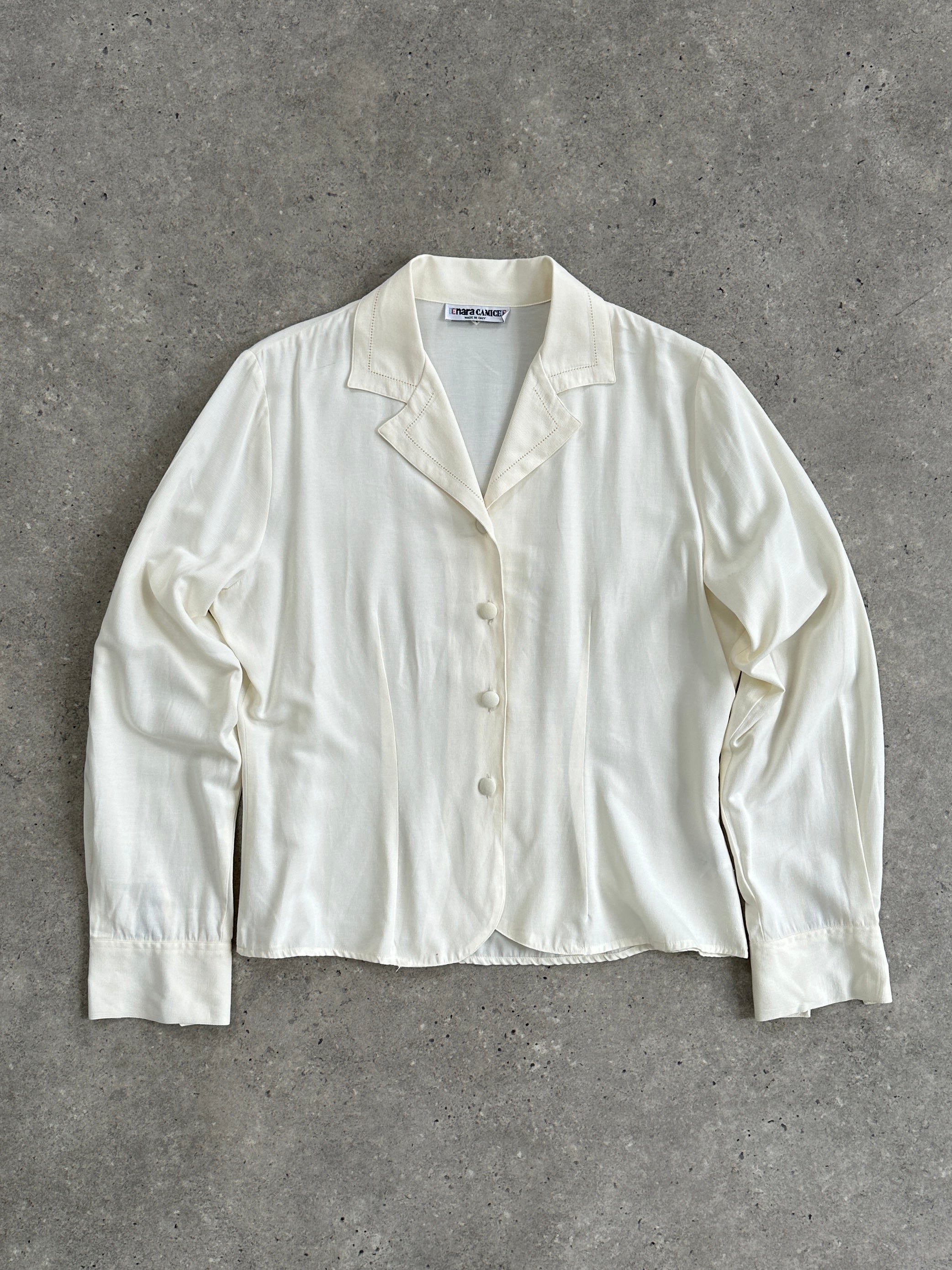Italian vintage fitted blouse with an open collar and short sleeves, styled as a classic women’s shirt from the Vintage brand.