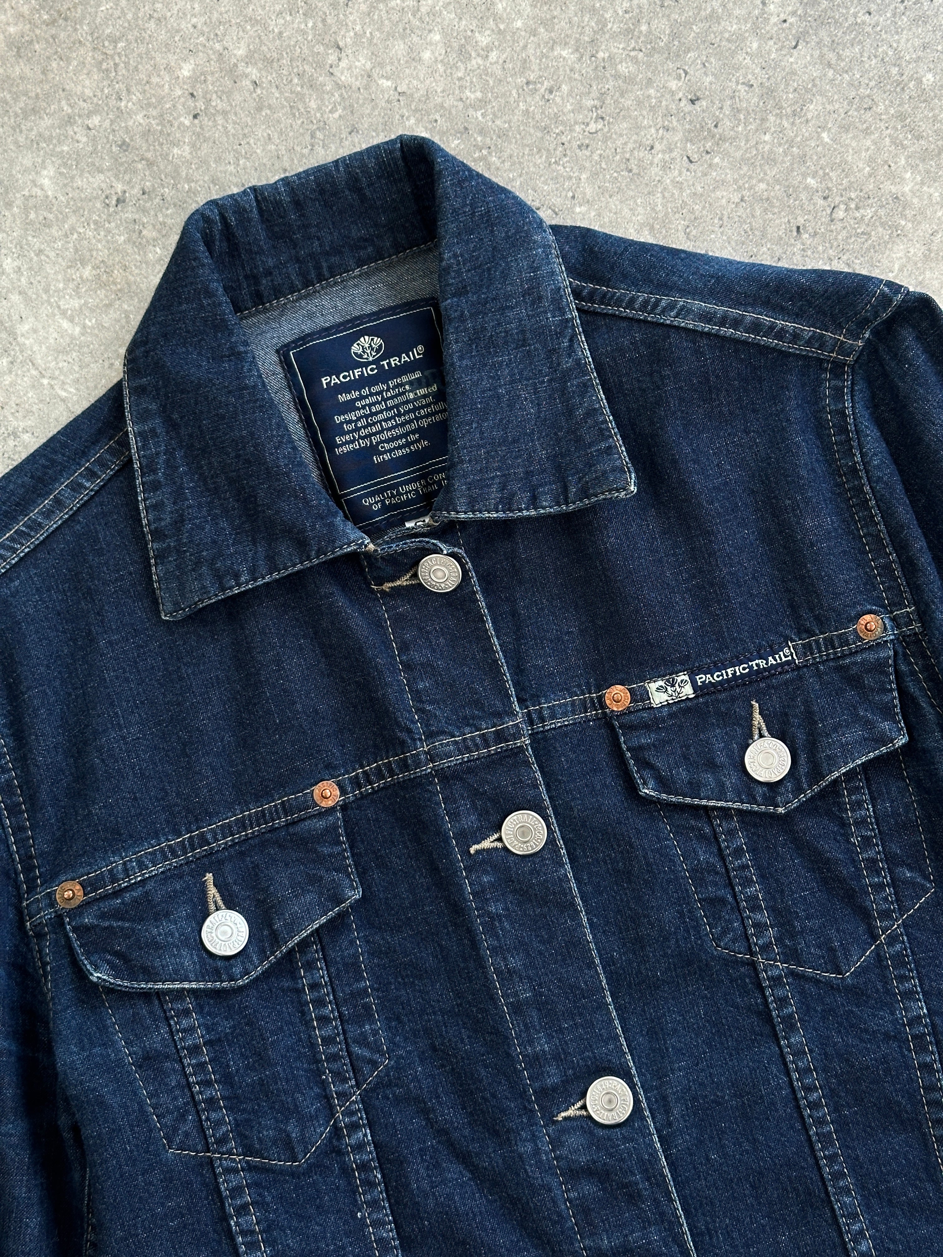 Vintage fitted denim jacket in XS/S, showcasing classic blue denim with front pockets and button closure.