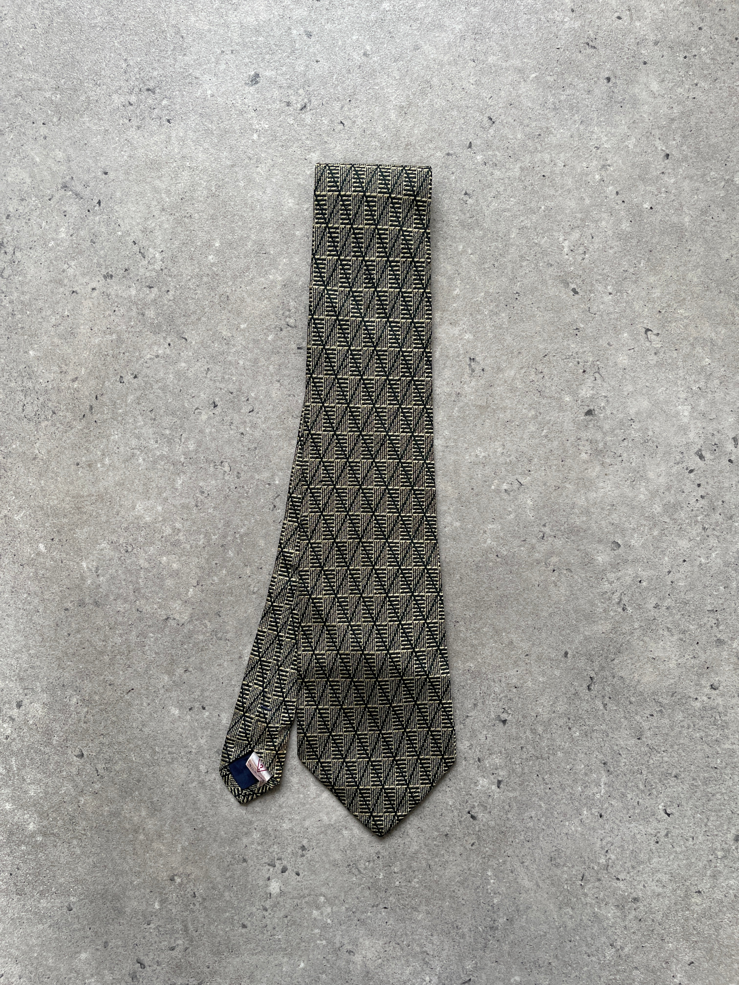 Guess 1990s pure silk diagonal print tie with a stylish geometric pattern, perfect for formal or business attire.