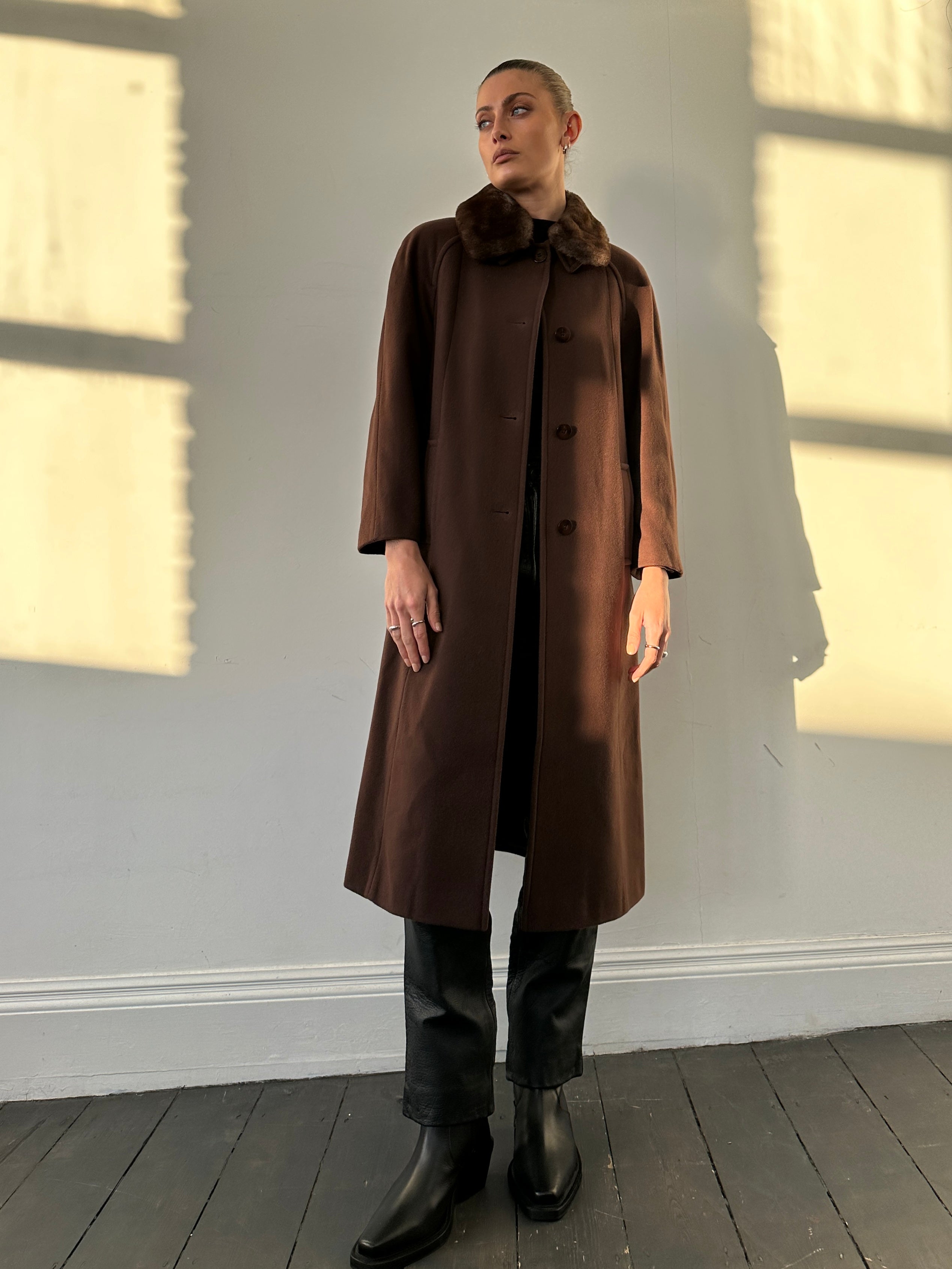Vintage wool coat with removable faux fur collar, featuring a classic design in a neutral color, size S/M.