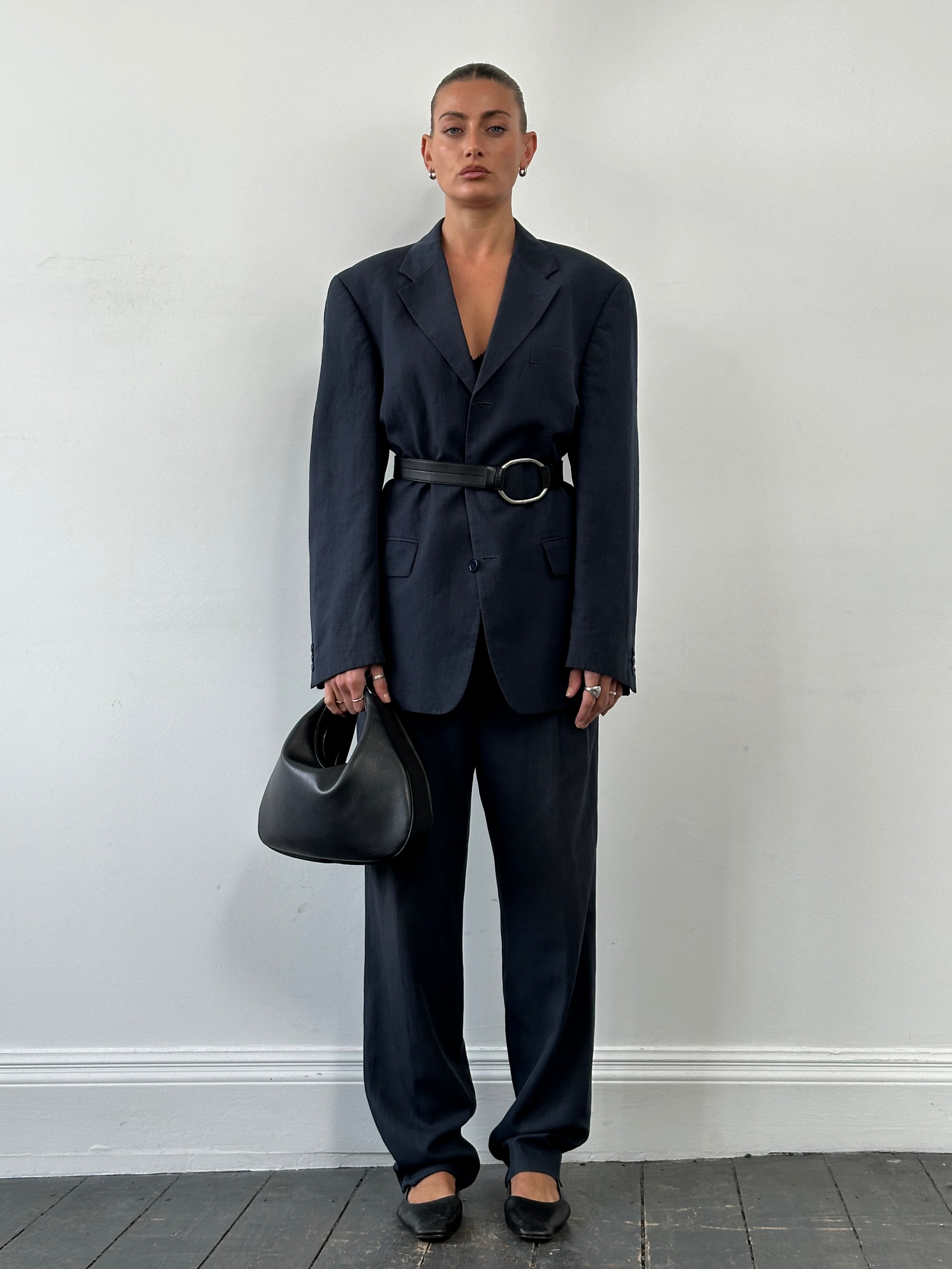 Vintage linen lyocel single-breasted suit in size 40R/W32, featuring classic tailored fit and lightweight fabric.
