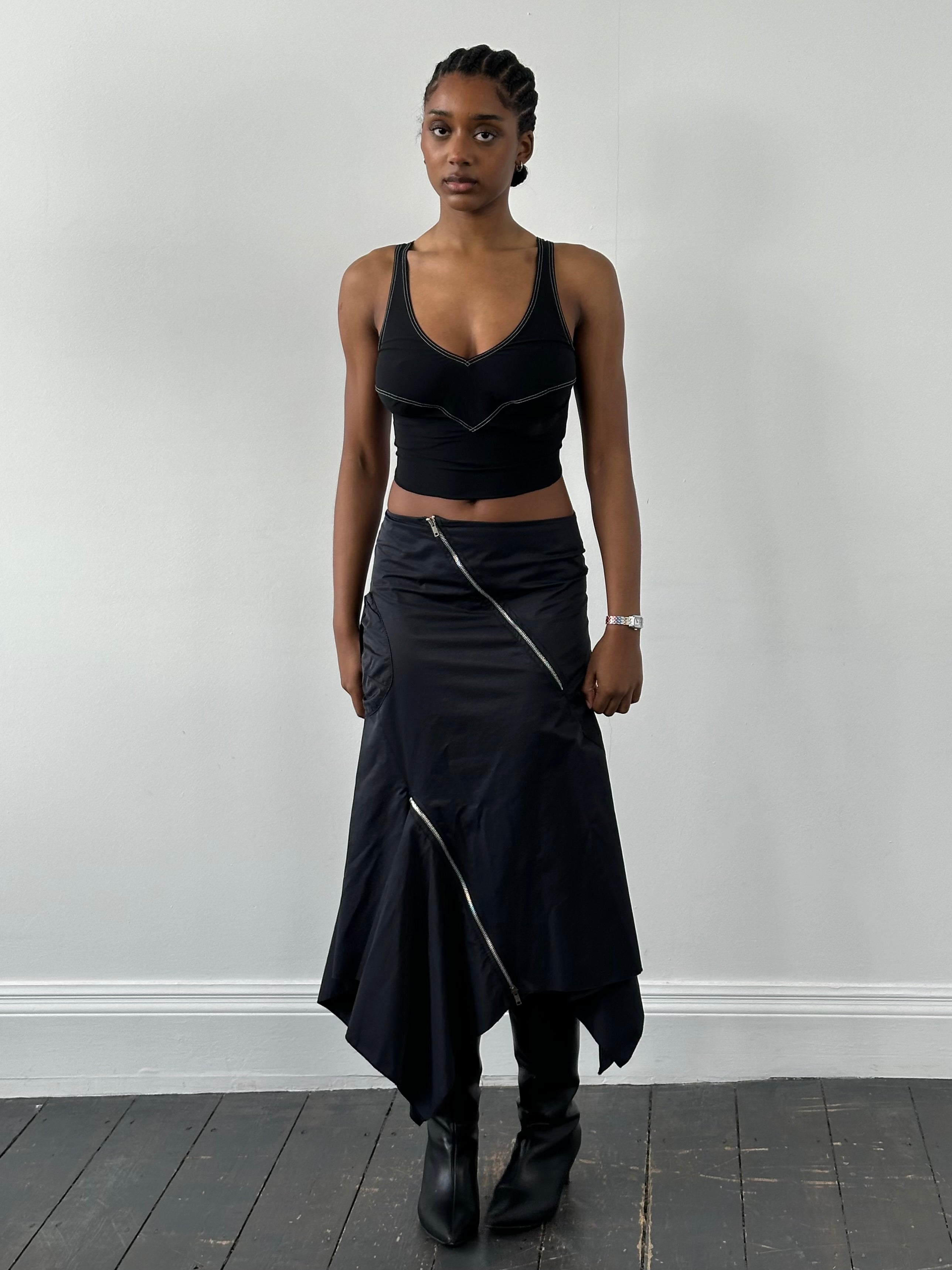 Vintage 2000s sleeveless contrast stitch tank top, casual style, black with white stitching, worn by a model.