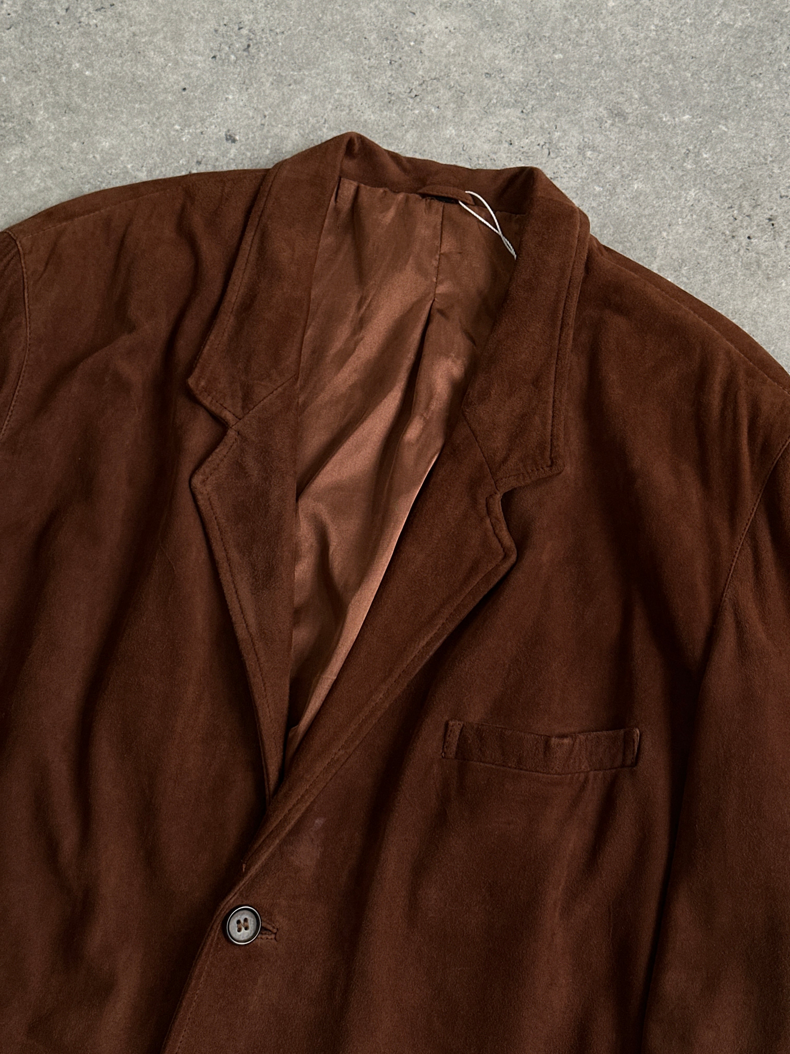 Vintage relaxed suede blazer in XL, stylish leather jacket with a classic fit and soft texture, shown on a hanger.