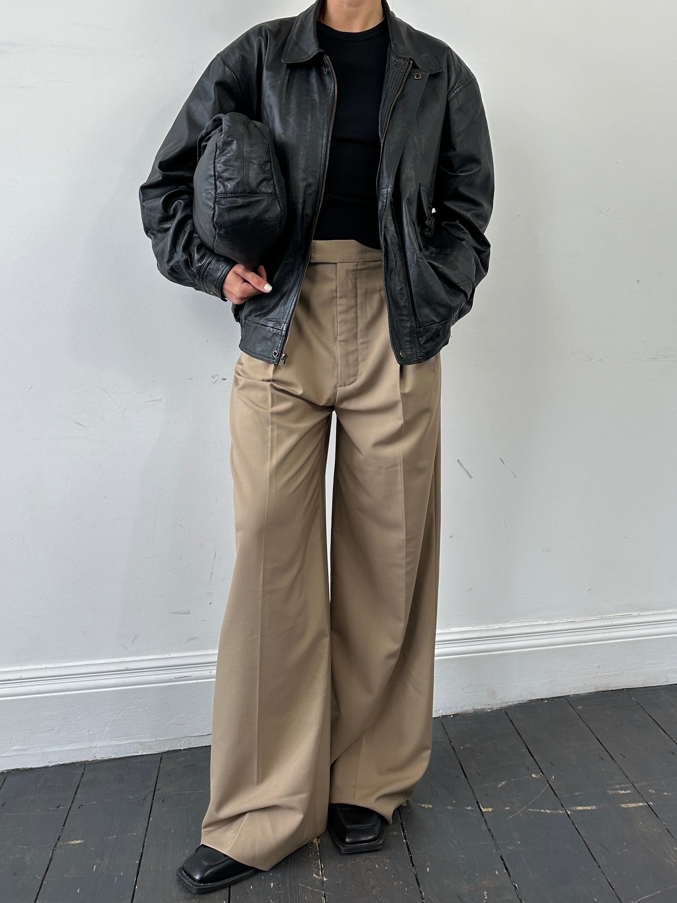 Vintage leather bomber jacket in XL size, featuring classic design and durable leather material with a stylish vintage finish.