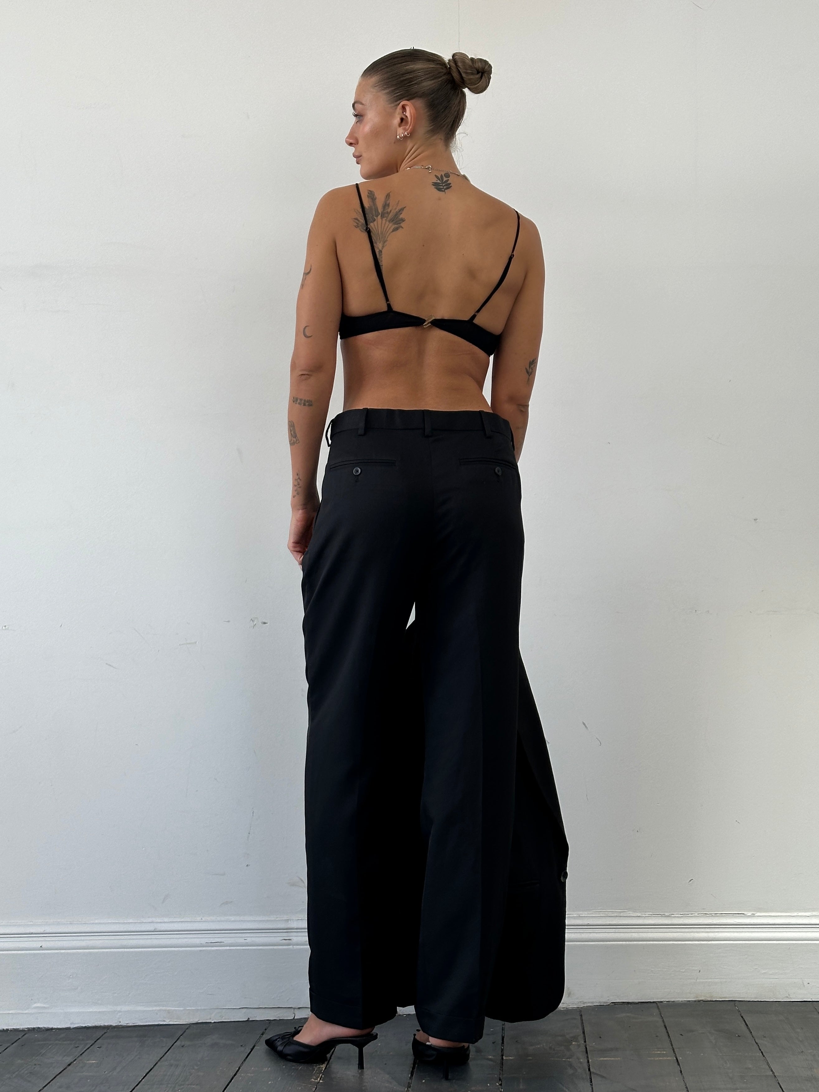 Vintage high-waisted straight-leg tailored trousers in W32, featuring classic design and crisp fabric for a polished look.