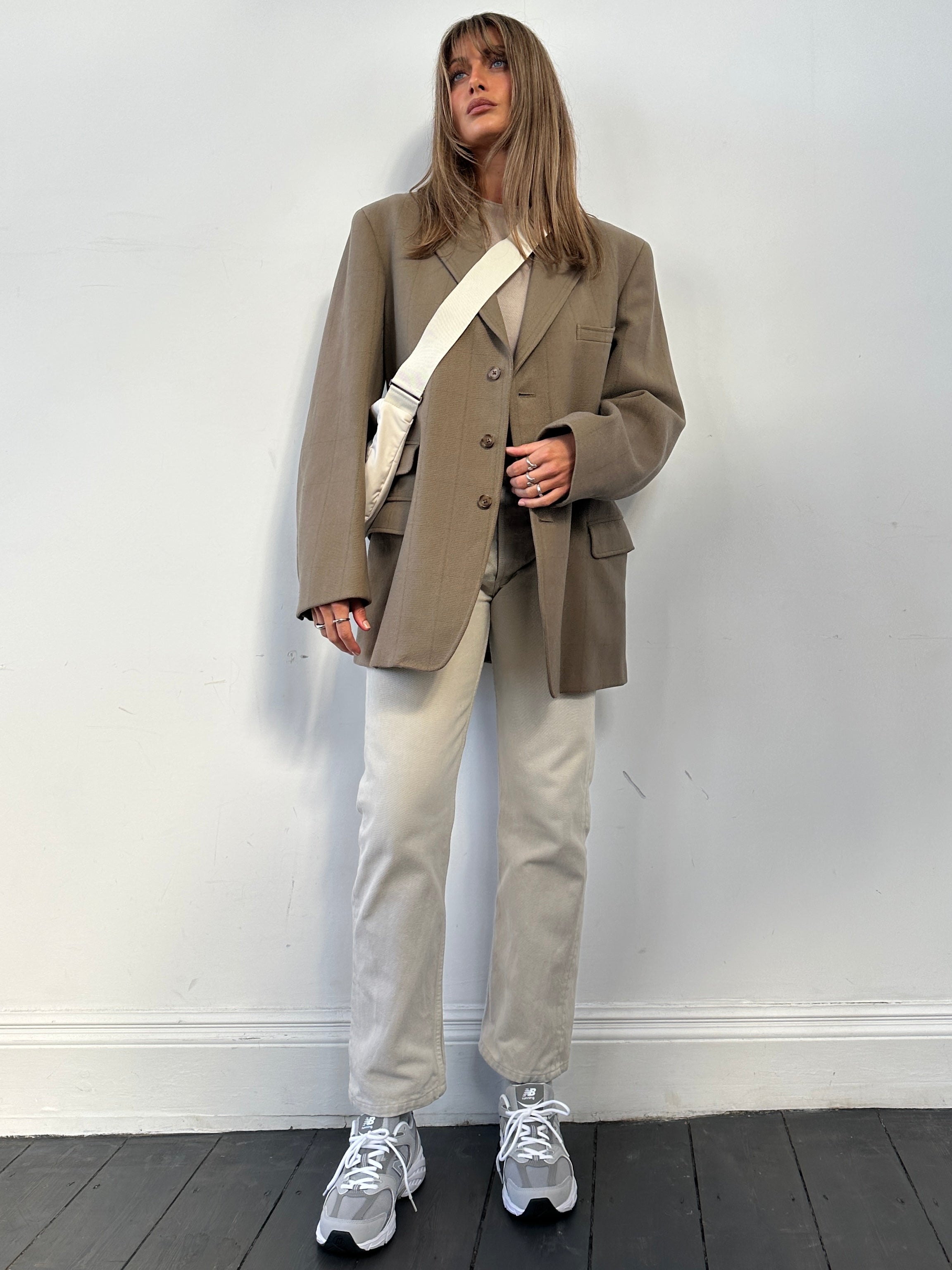 Vintage British thick wool check blazer coat in size L/XL, featuring classic pattern and tailored fit, perfect for vintage style.