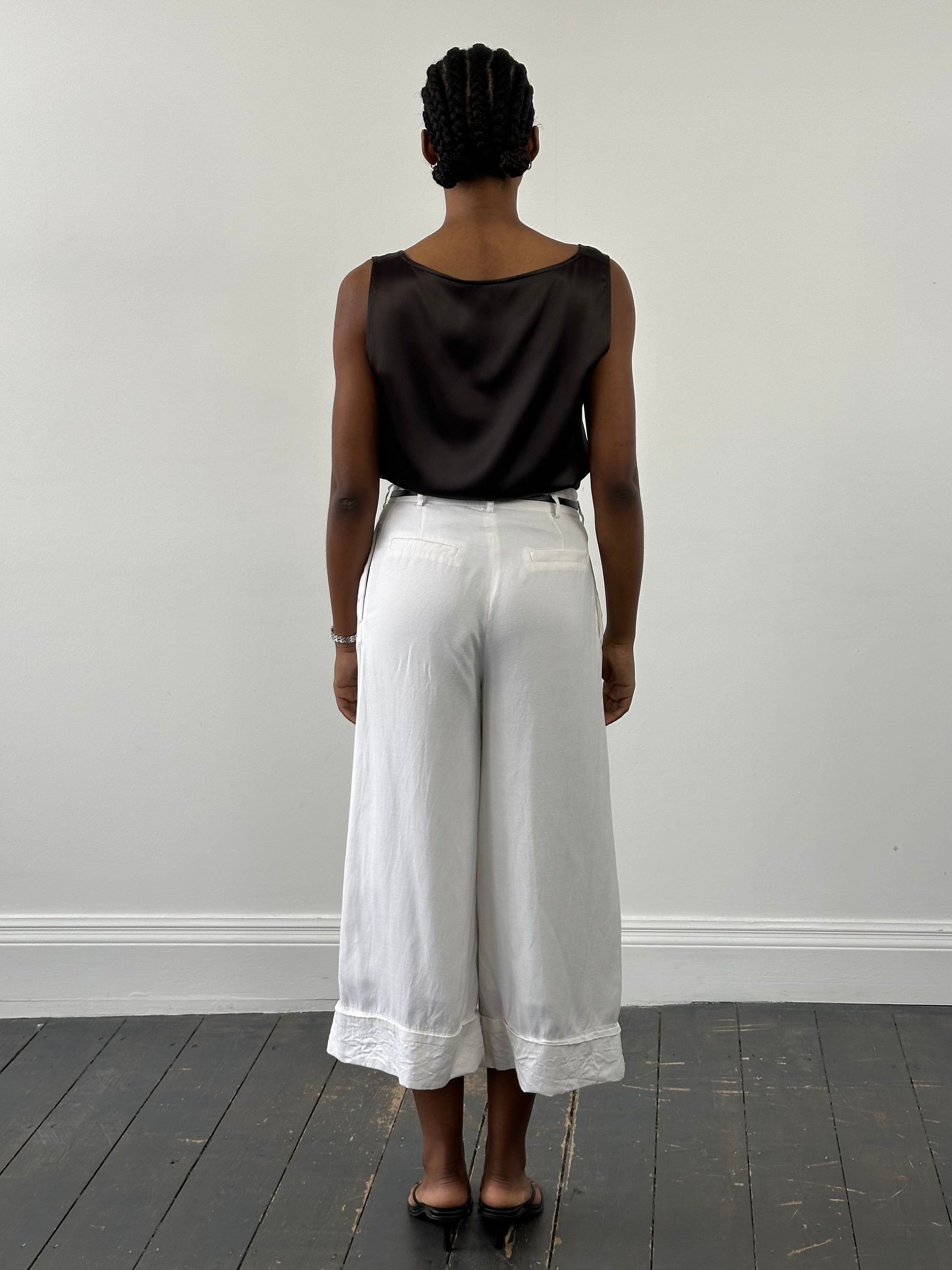 Vintage Japanese 1990s high-waisted wide-leg culottes shorts in W26, showcasing retro wide-leg style and high waist design.