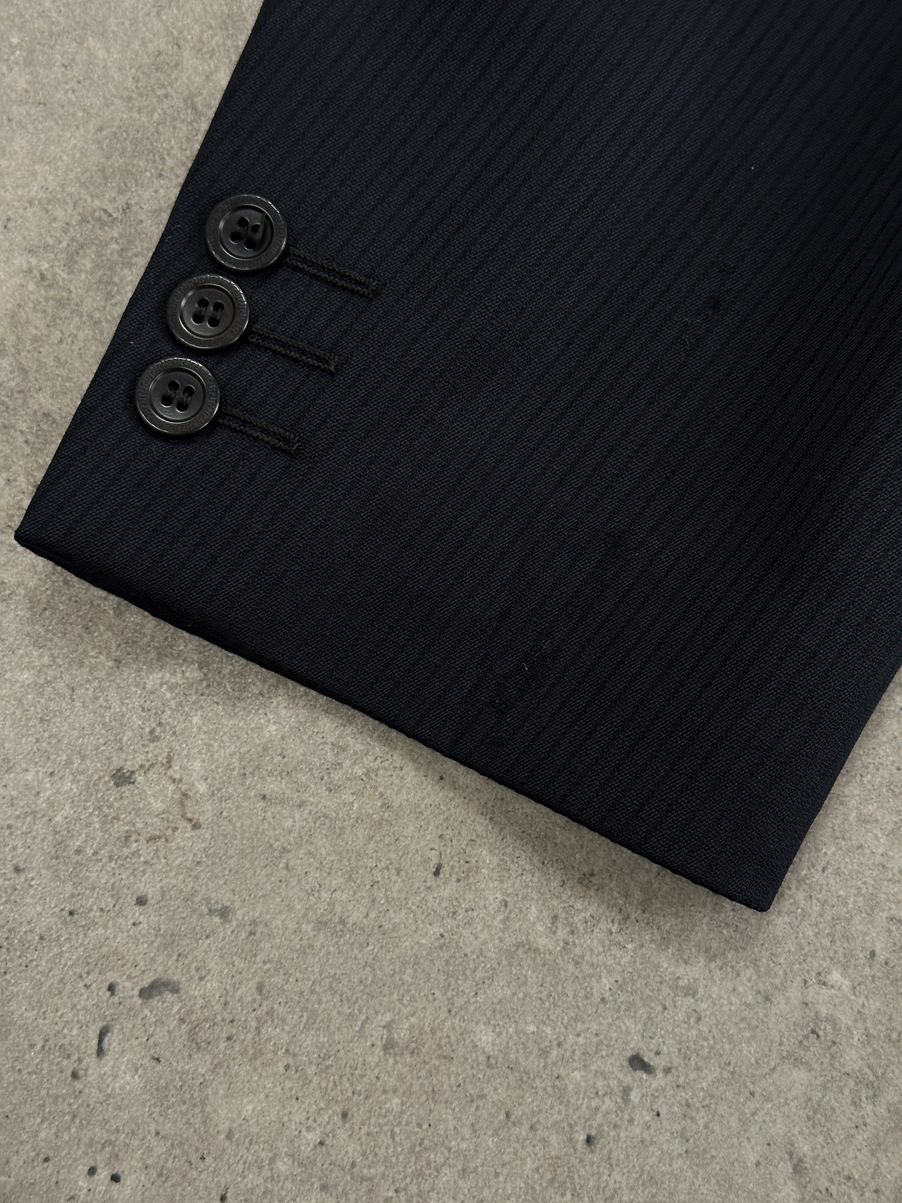 Versace Classic V2 90s wool blazer, single-breasted design in size 42R/XL, shown in dark fabric with notch lapels.