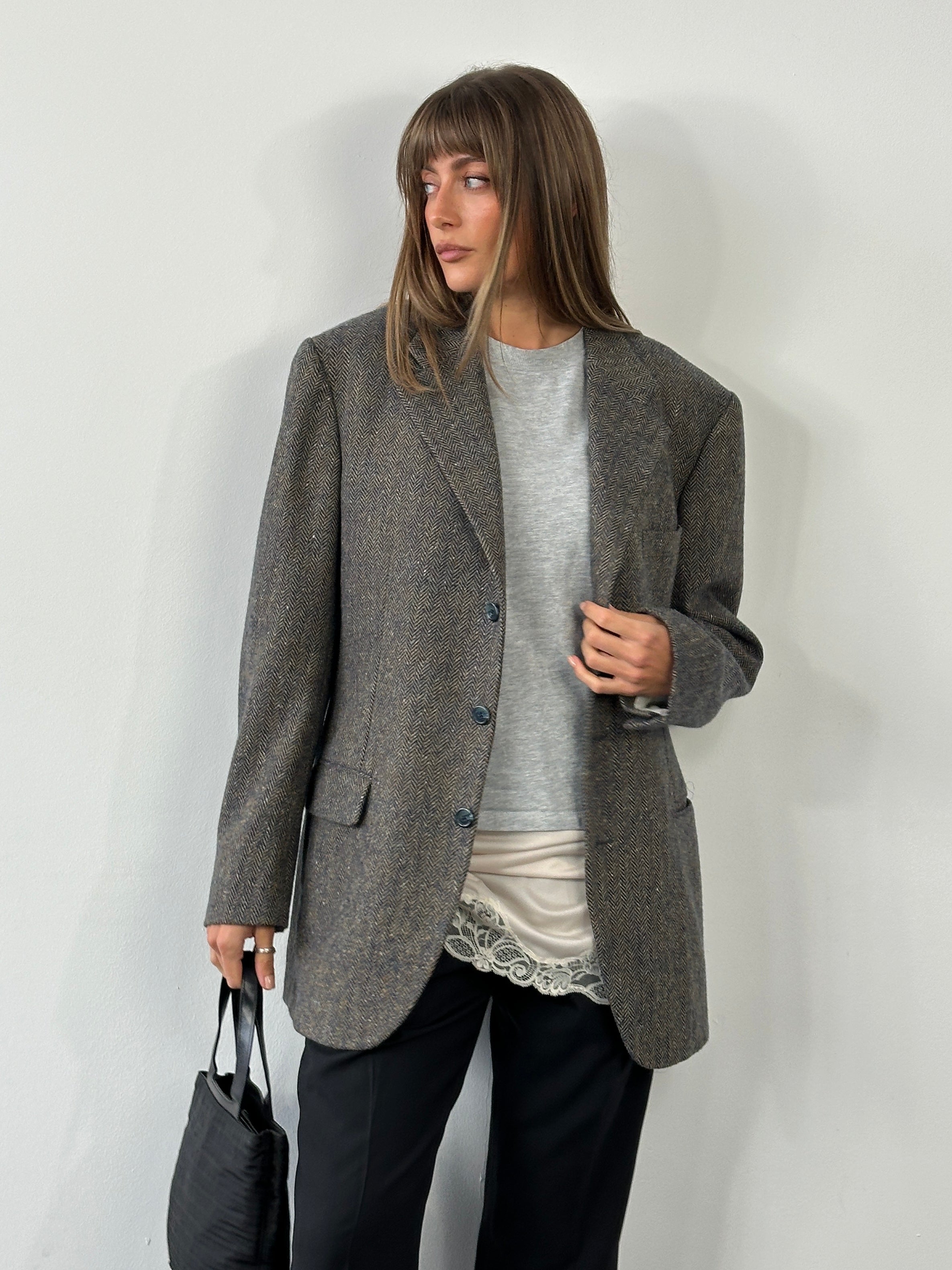 Burberry 1990s herringbone wool single-breasted blazer in size 42R/XL, featuring classic tailored style and structured fit.