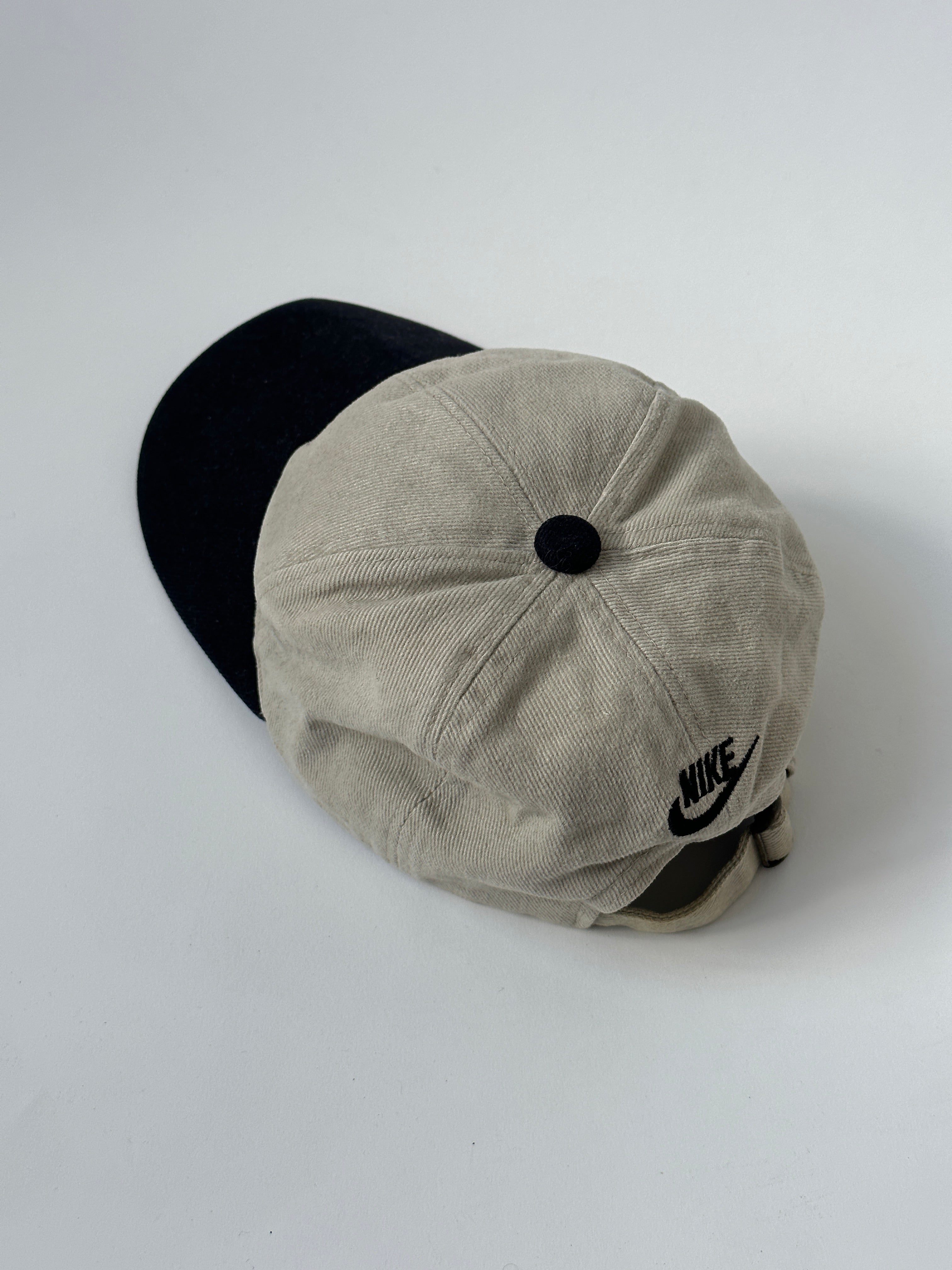 Nike cotton twill baseball cap, classic hat with curved brim and adjustable strap, made of durable cotton twill fabric.