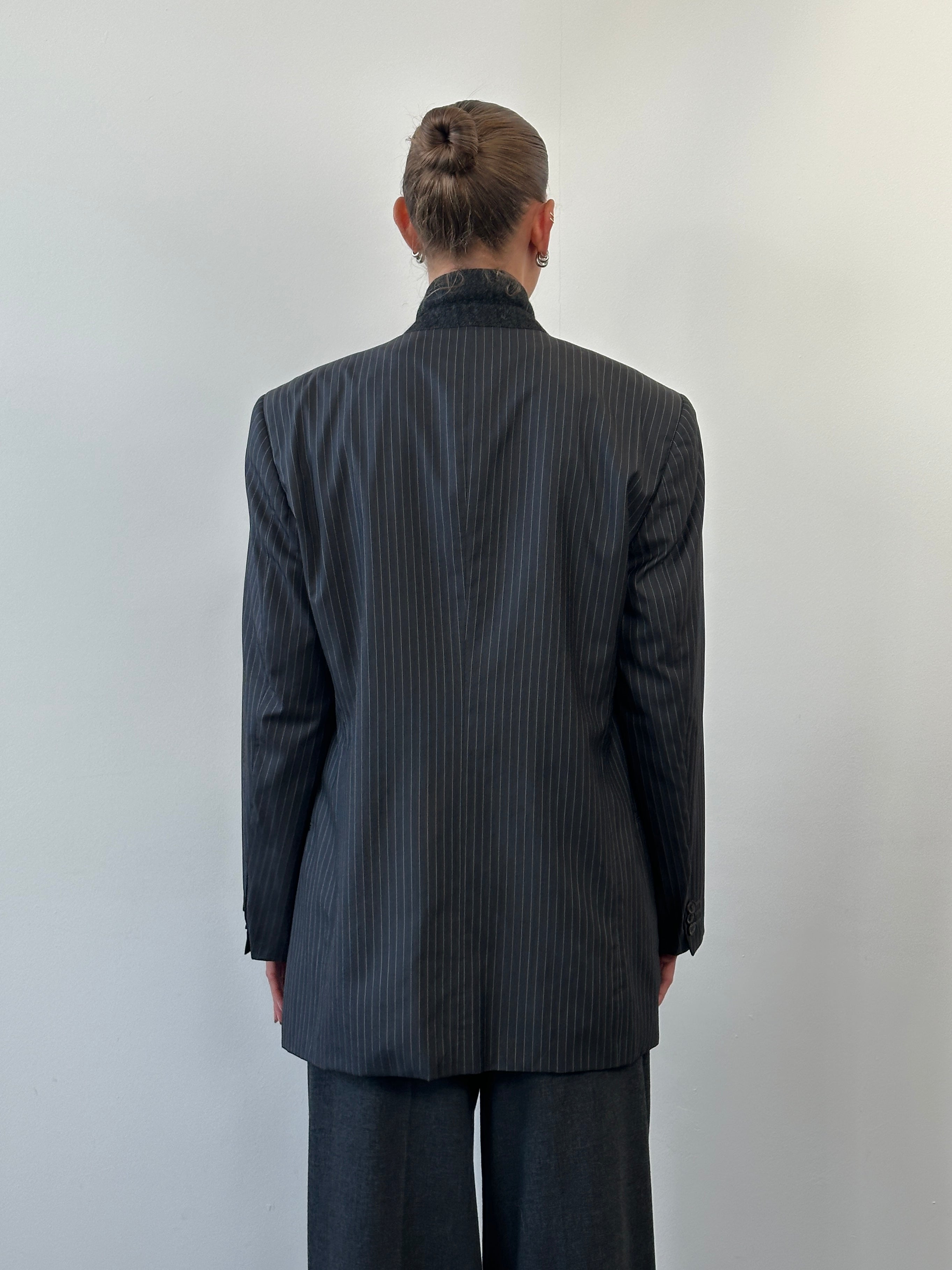 Armani Collezioni 1990s wool silk pinstripe blazer, single-breasted, size 42R/XL, with notch lapel and classic tailored fit.