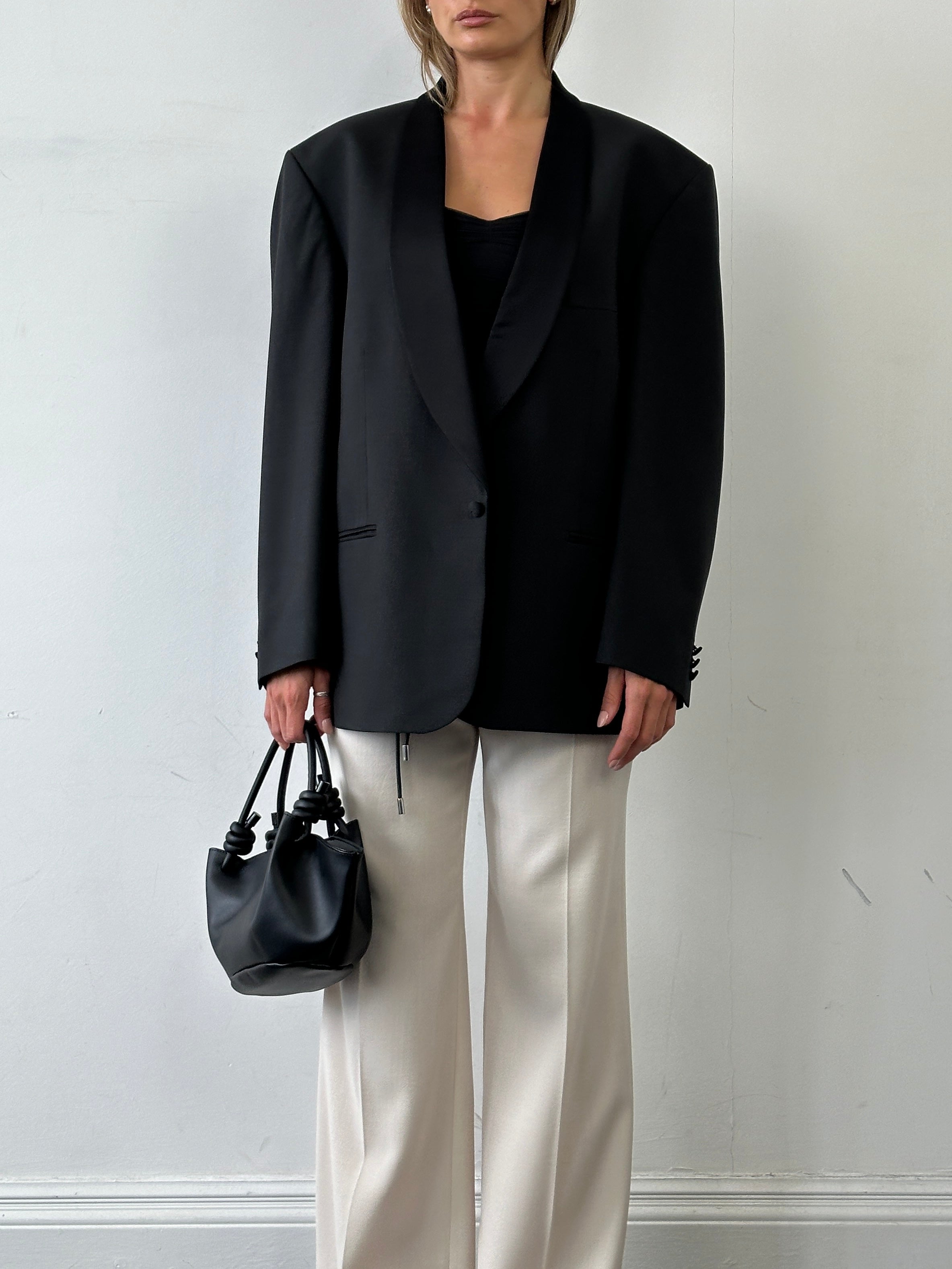 Pierre Cardin single-breasted tuxedo blazer in size 44R/XXL, black fabric, tailored fit, with notch lapel and button closure.