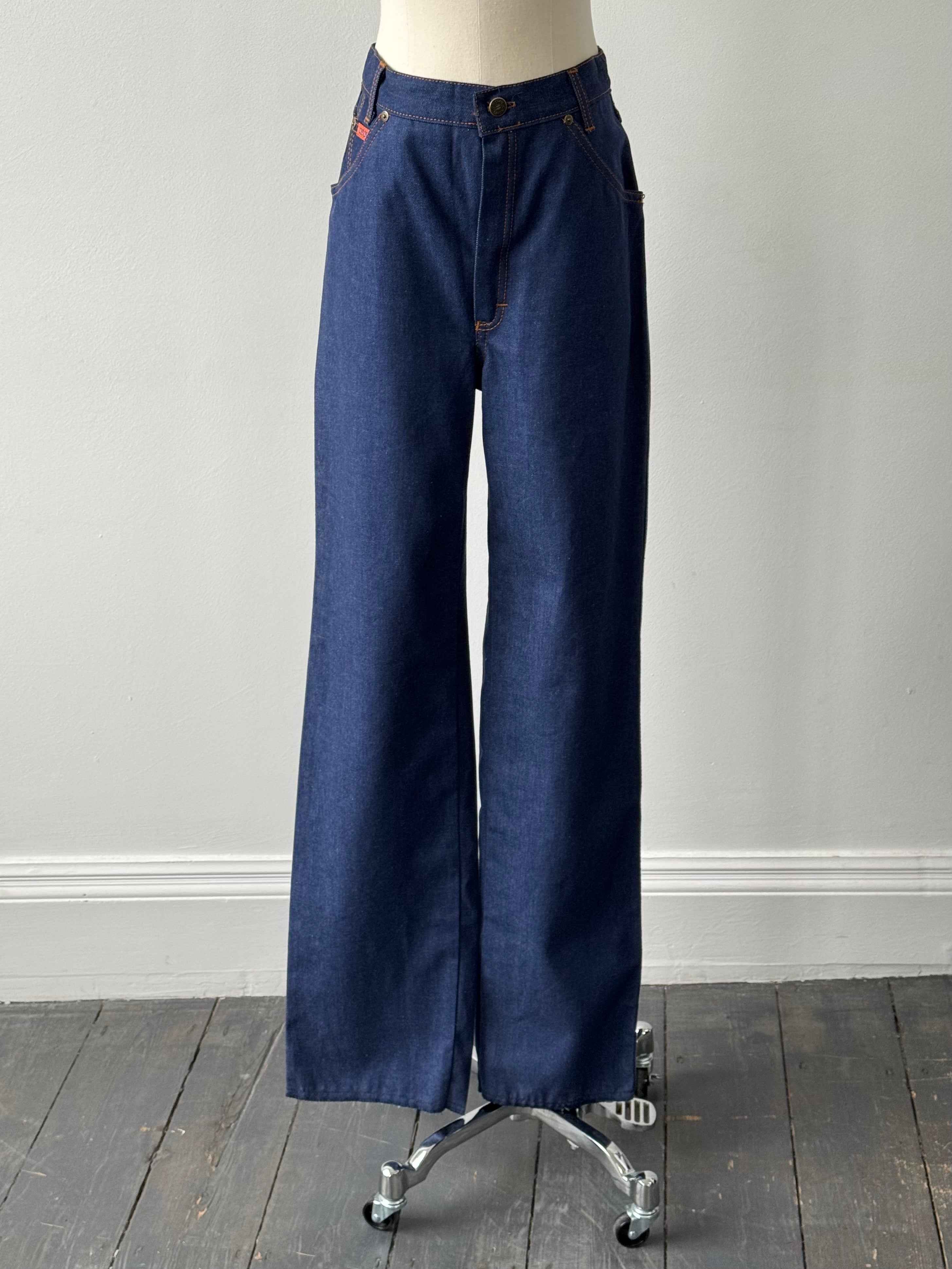 Vintage Italian 1990s high-waisted straight-leg denim jeans, size W28, with classic blue wash and vintage detailing.